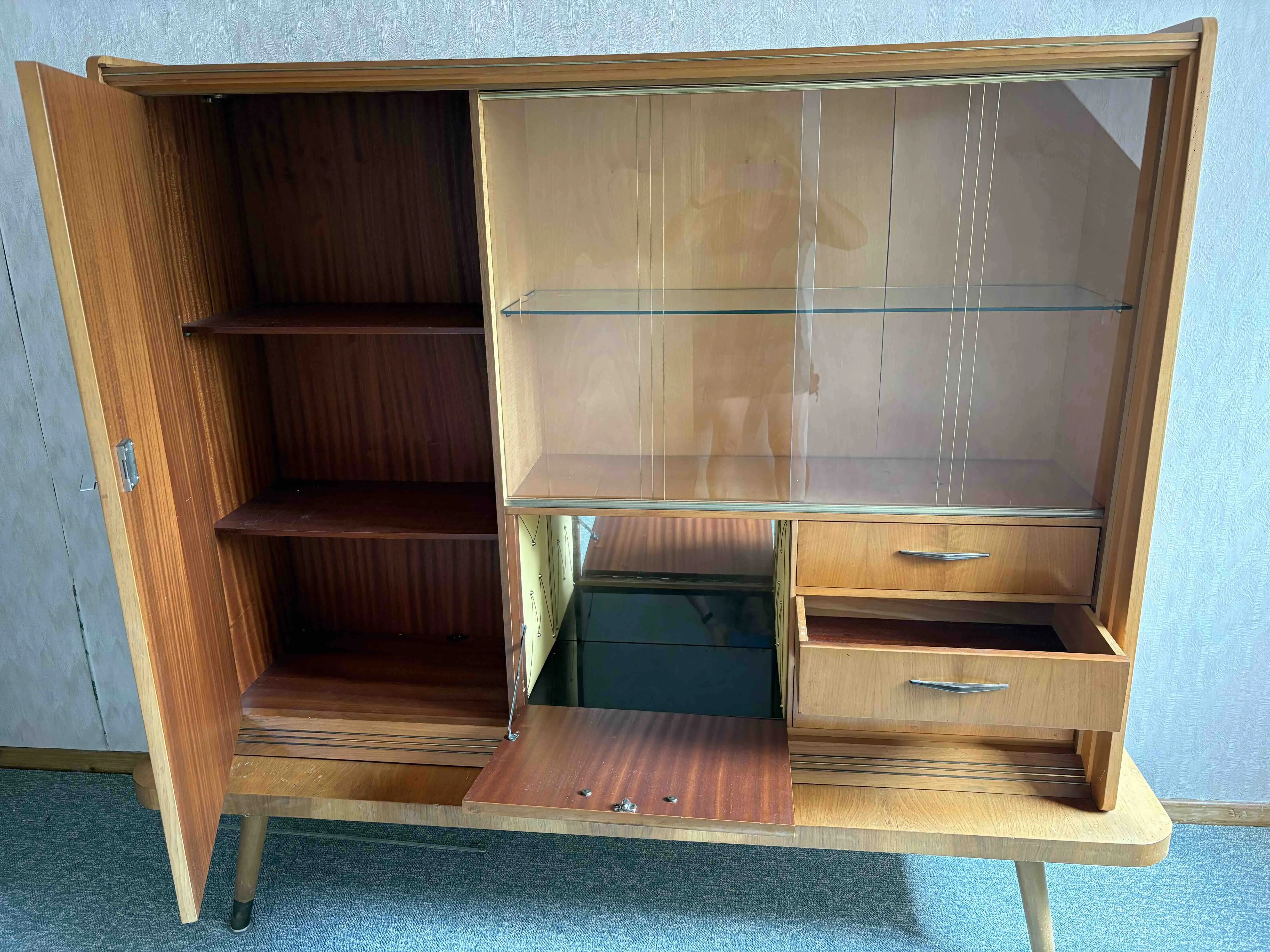 Wohnzimmerschrank