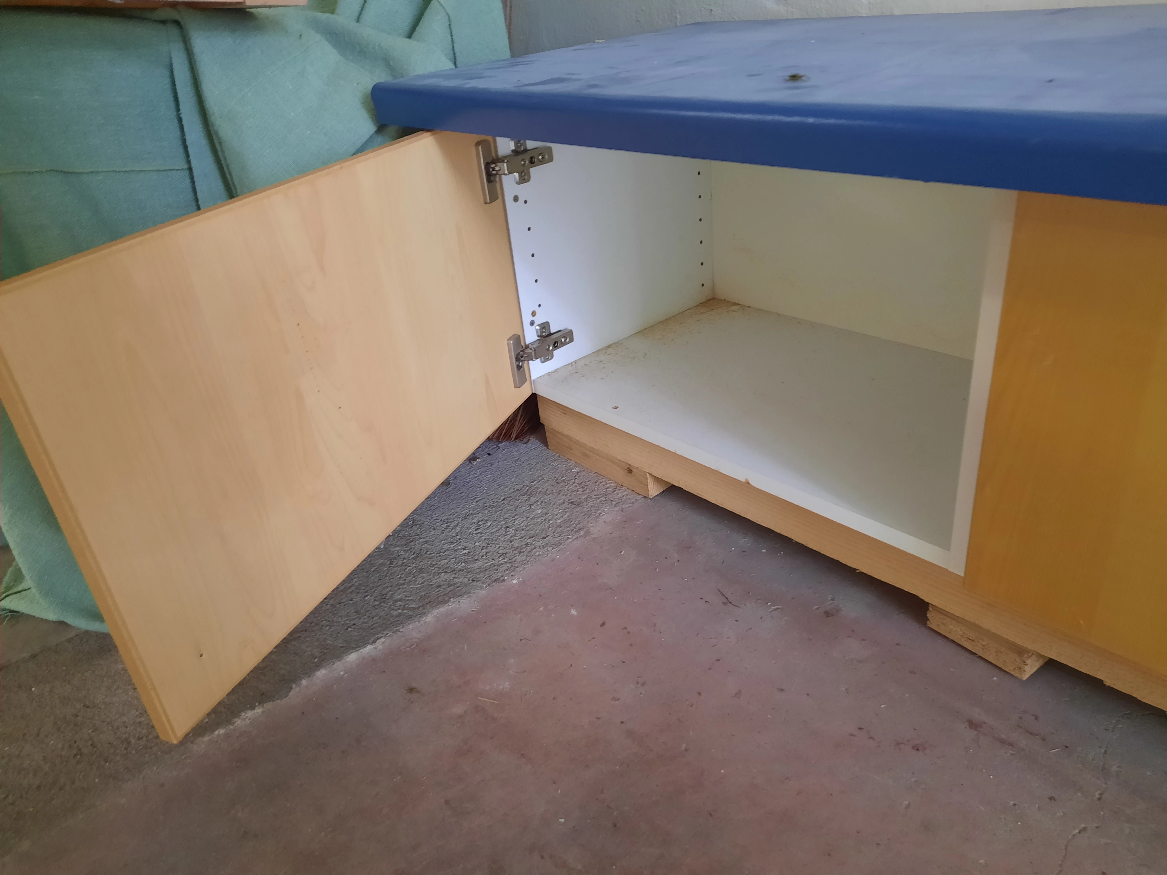 Holzsitzbank mit Unterschränken
