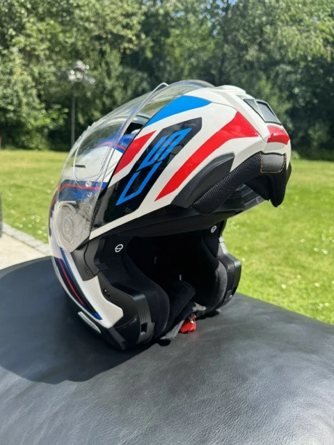 Helm aufgeklappt