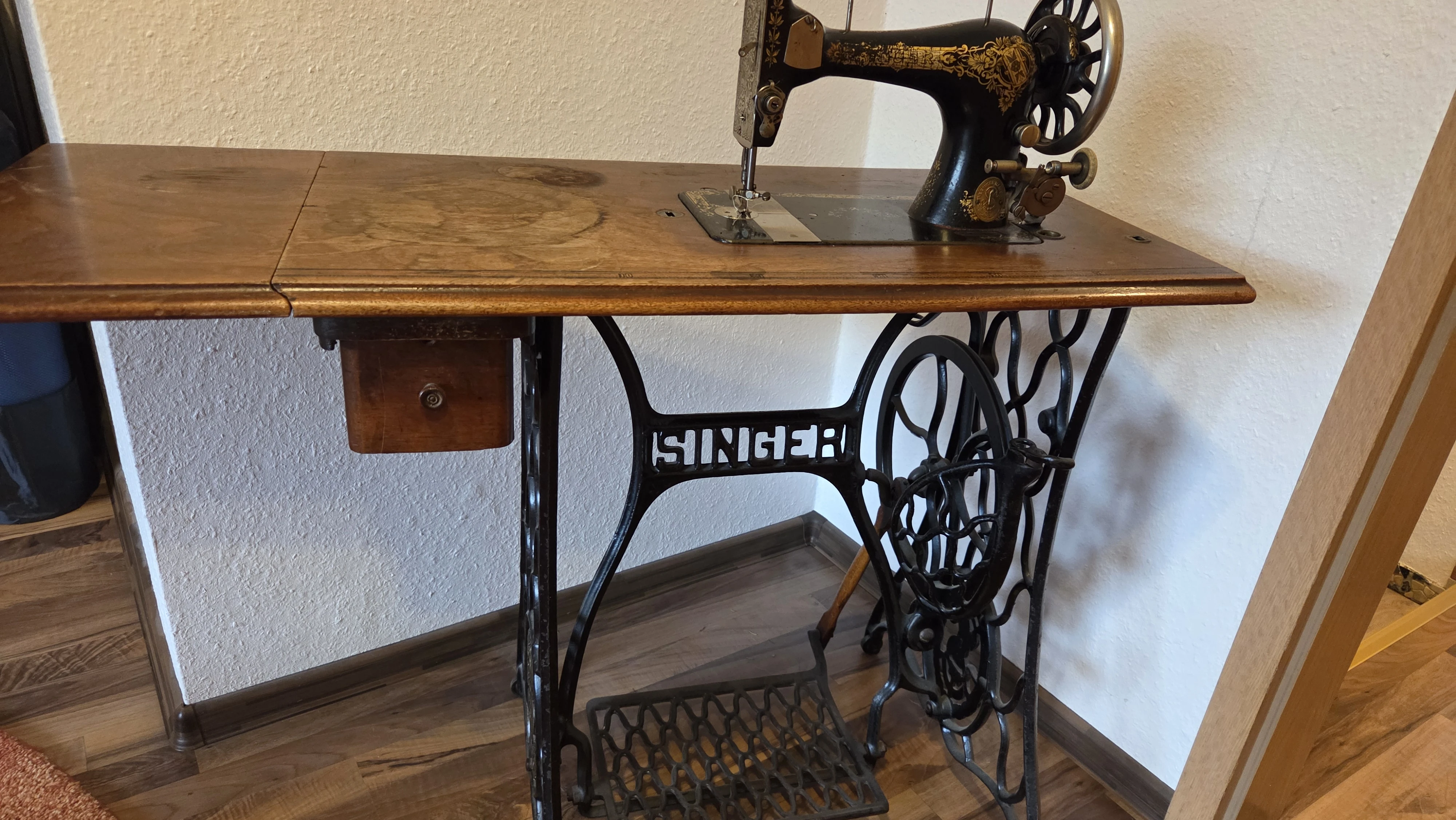 Nähmaschine mit Tisch