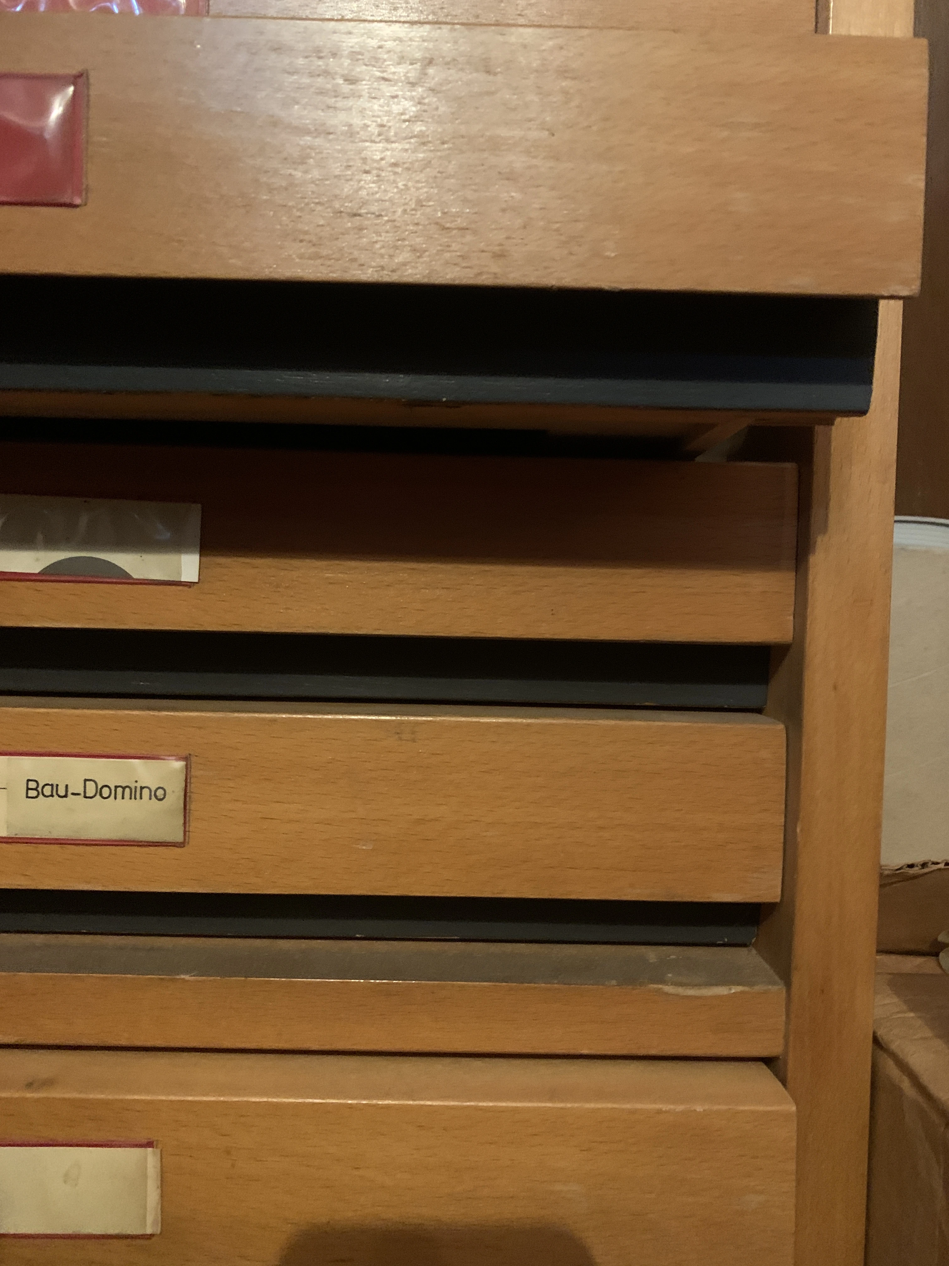 Zeichenschrank Schublade offen graue Grifflmulde
