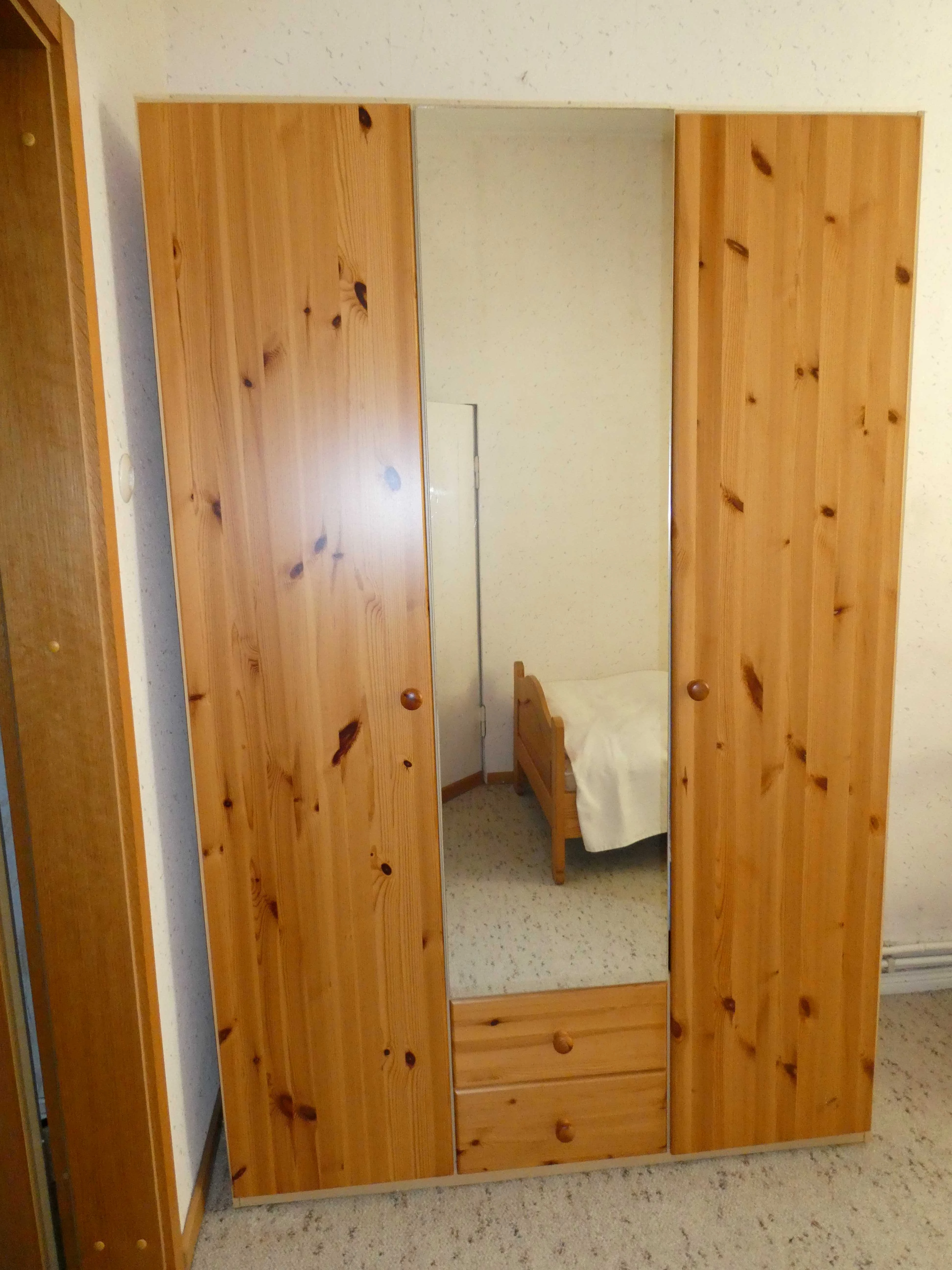Kiefernholzschrank