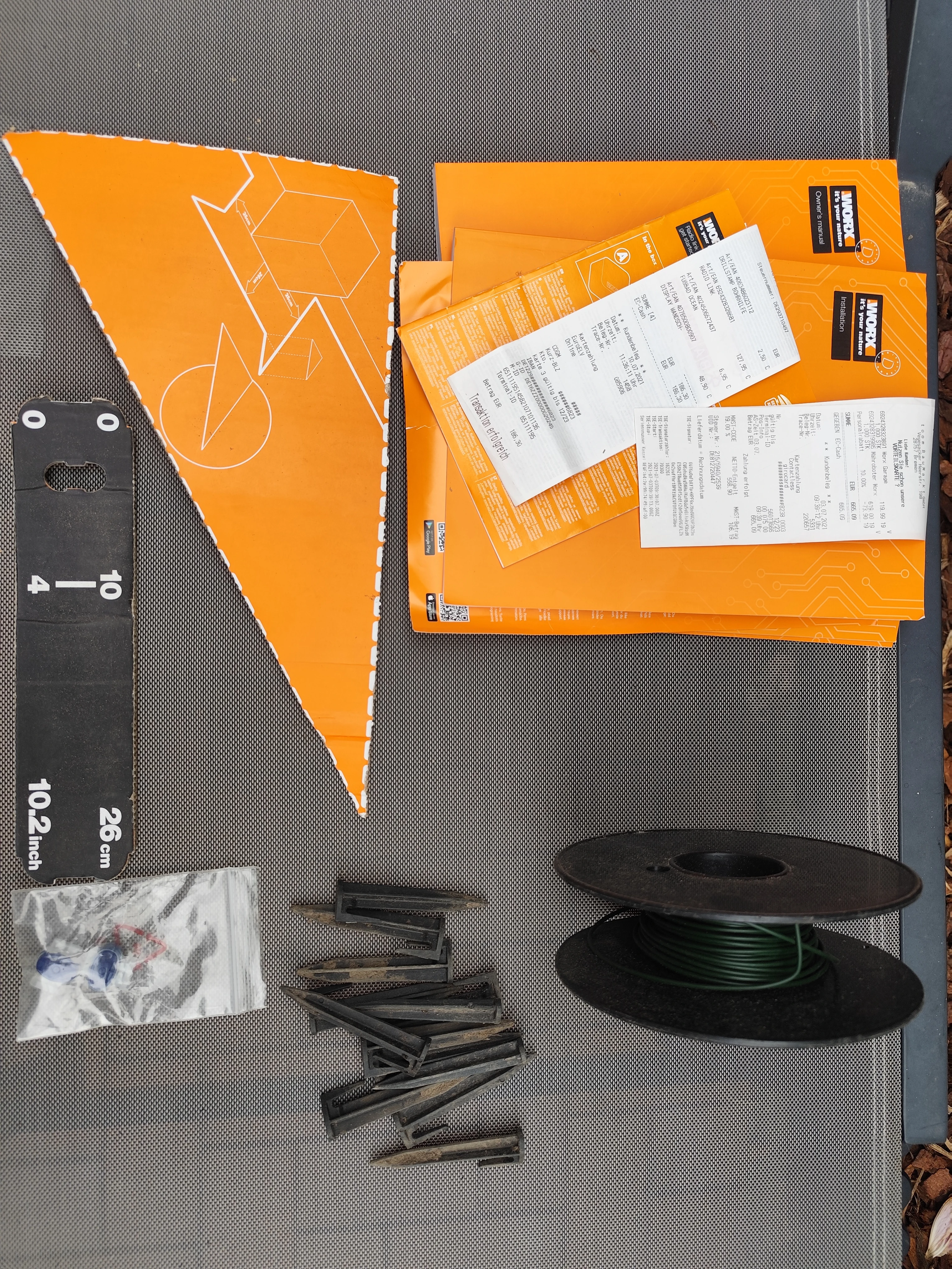Anleitungen, Kassenbons, Schablonen, Kabel und Nägel 