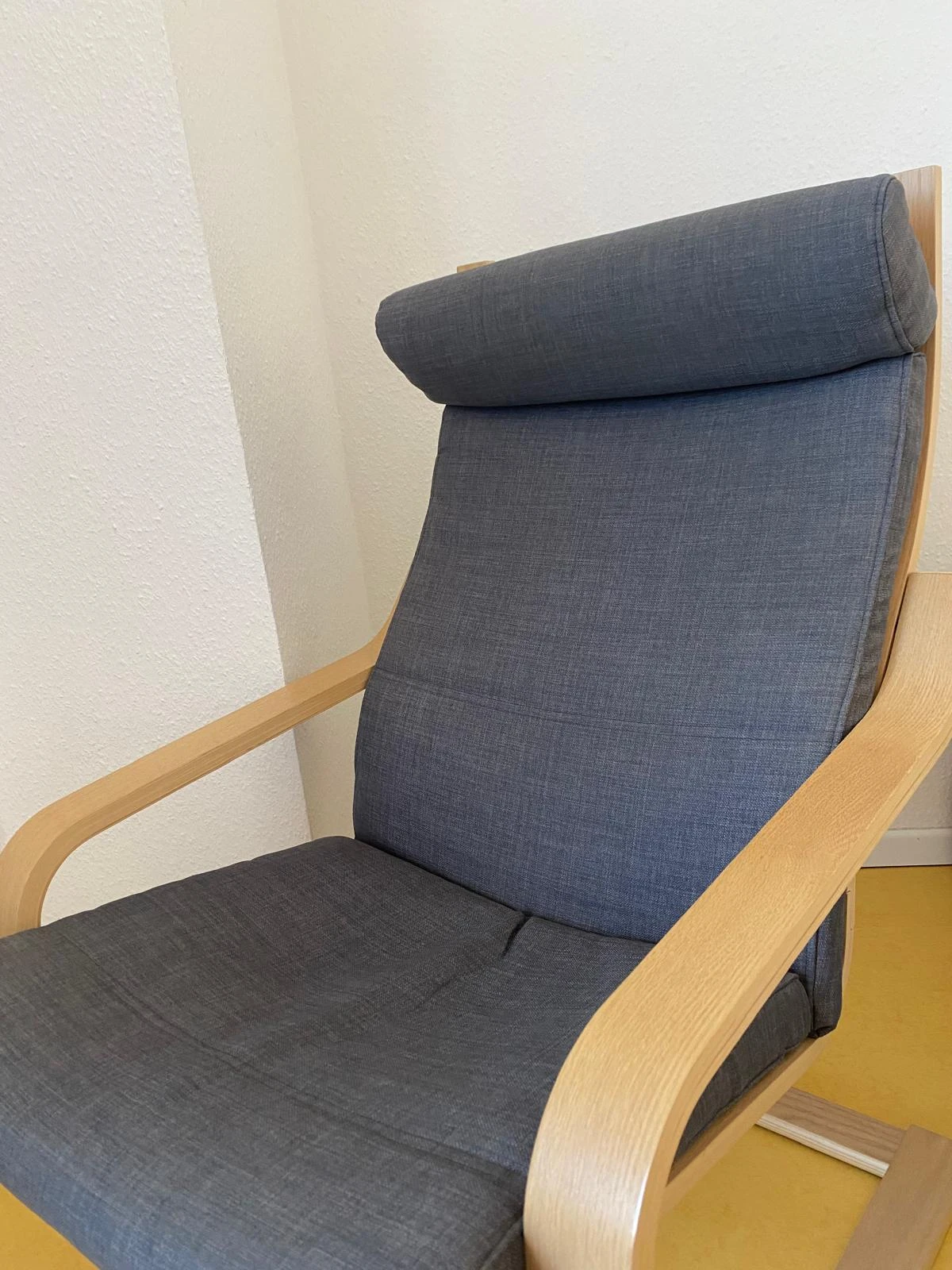 Blaues Kissen und helles Holz von Ikea