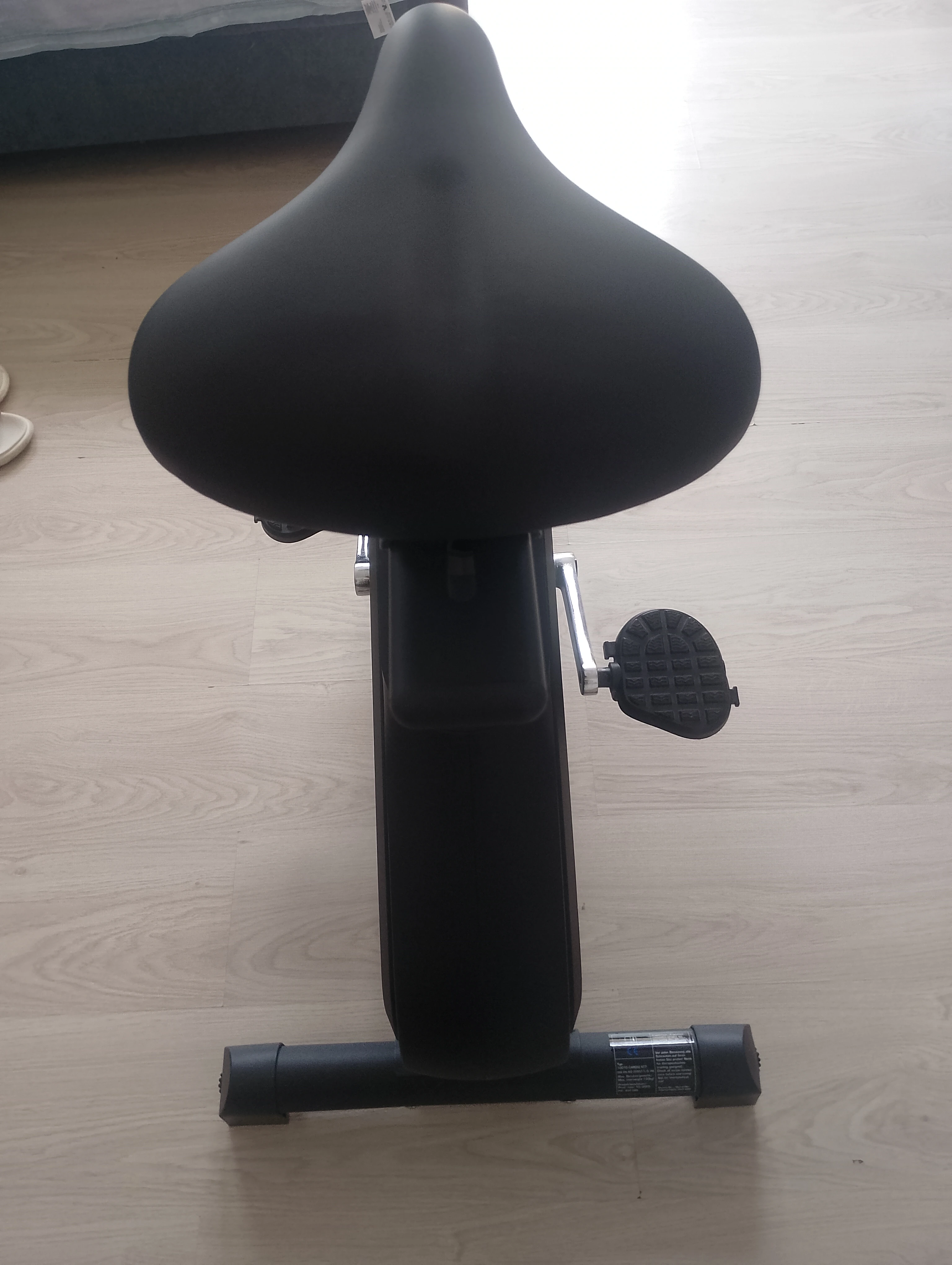 Rückansicht des Ergometers mit Sattel und Pedalen
