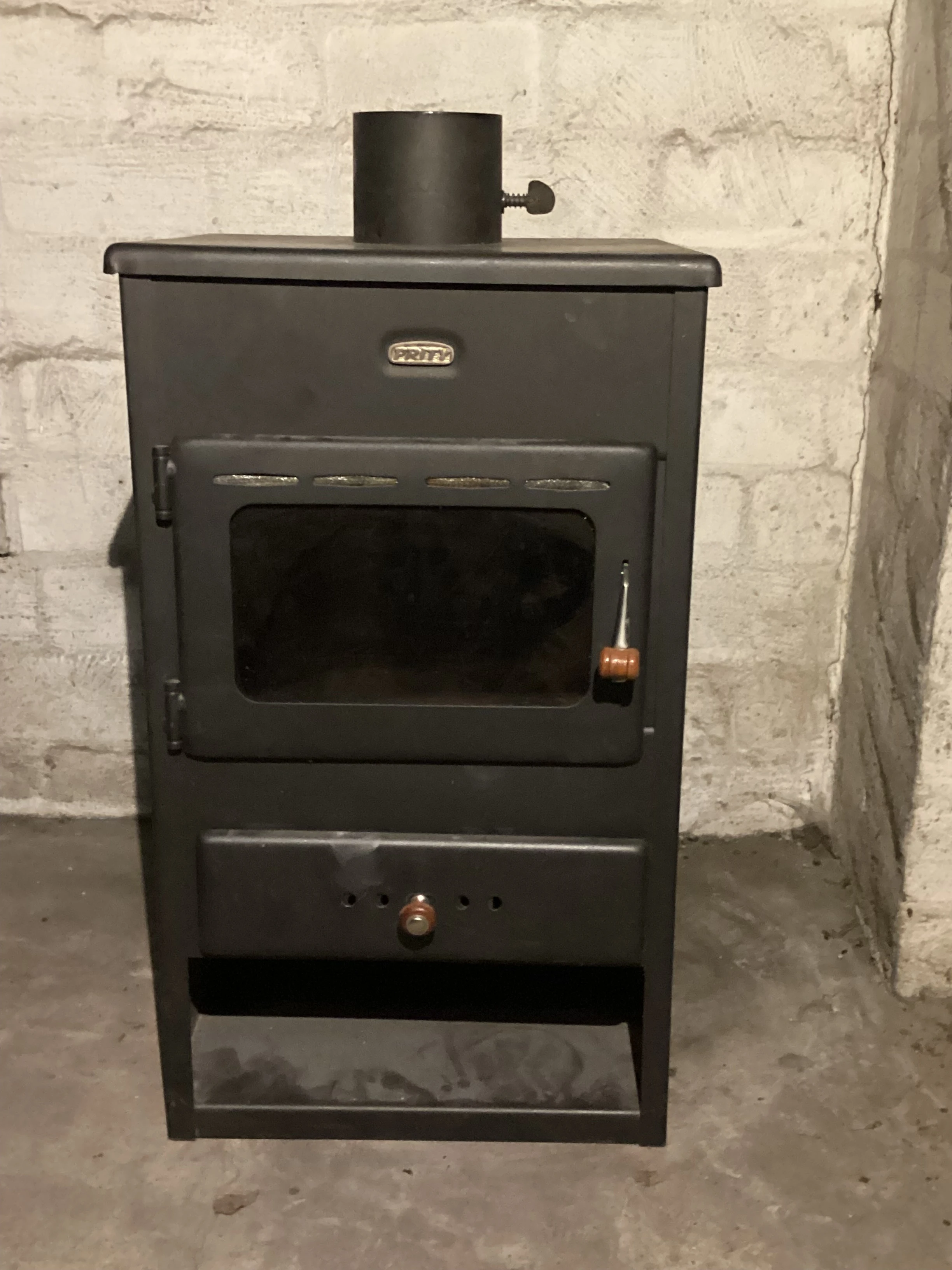 Neuwertiger Kaminofen, 1x benutzt. Bezeichnung: Prity K1, Leistung: 9,5 kW  Maße: Breite 45 cm, Höhe 76 cm, Tiefe 38 cm, Neupreis 389€