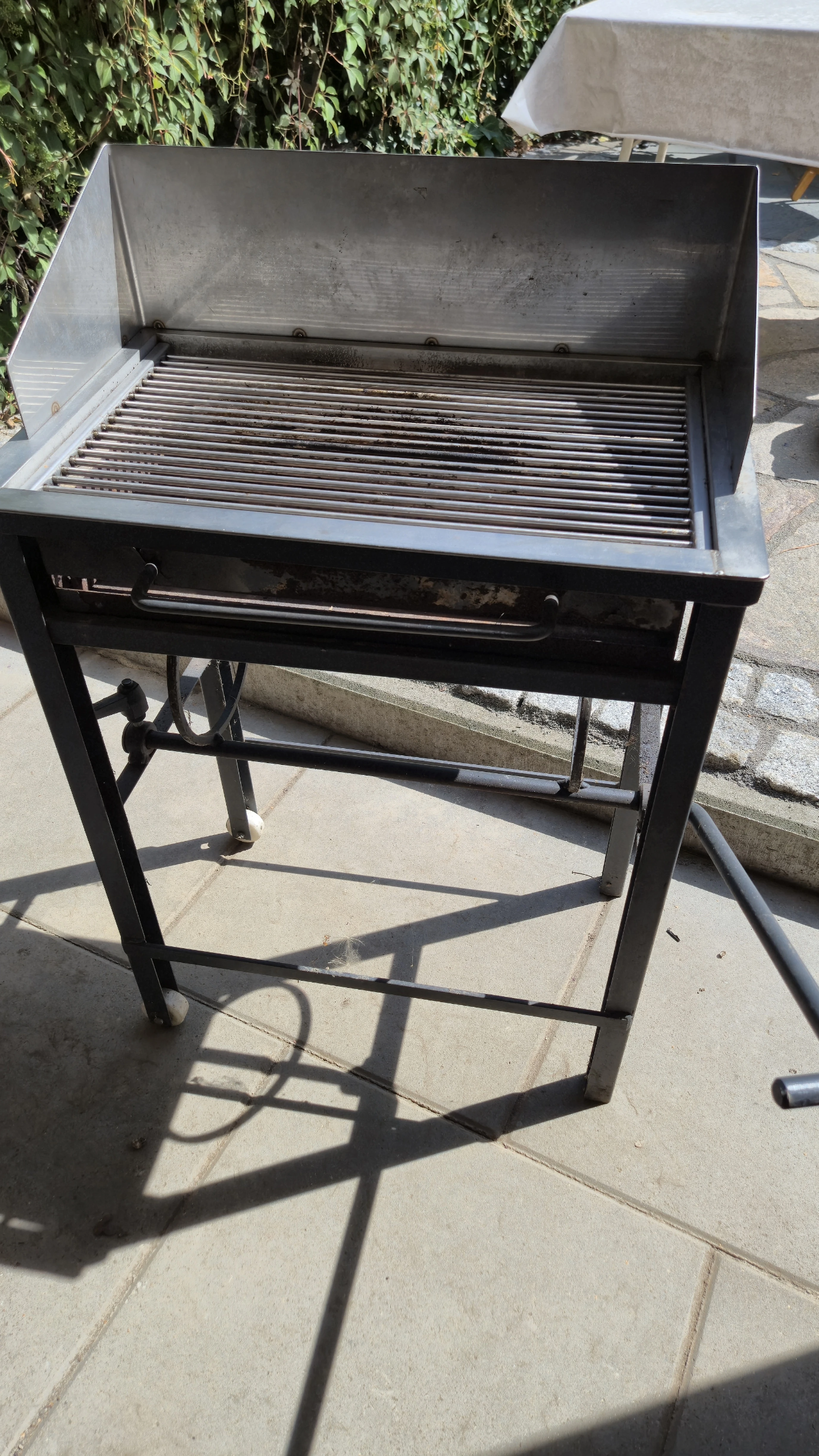 Grill mit Kohlefach oben