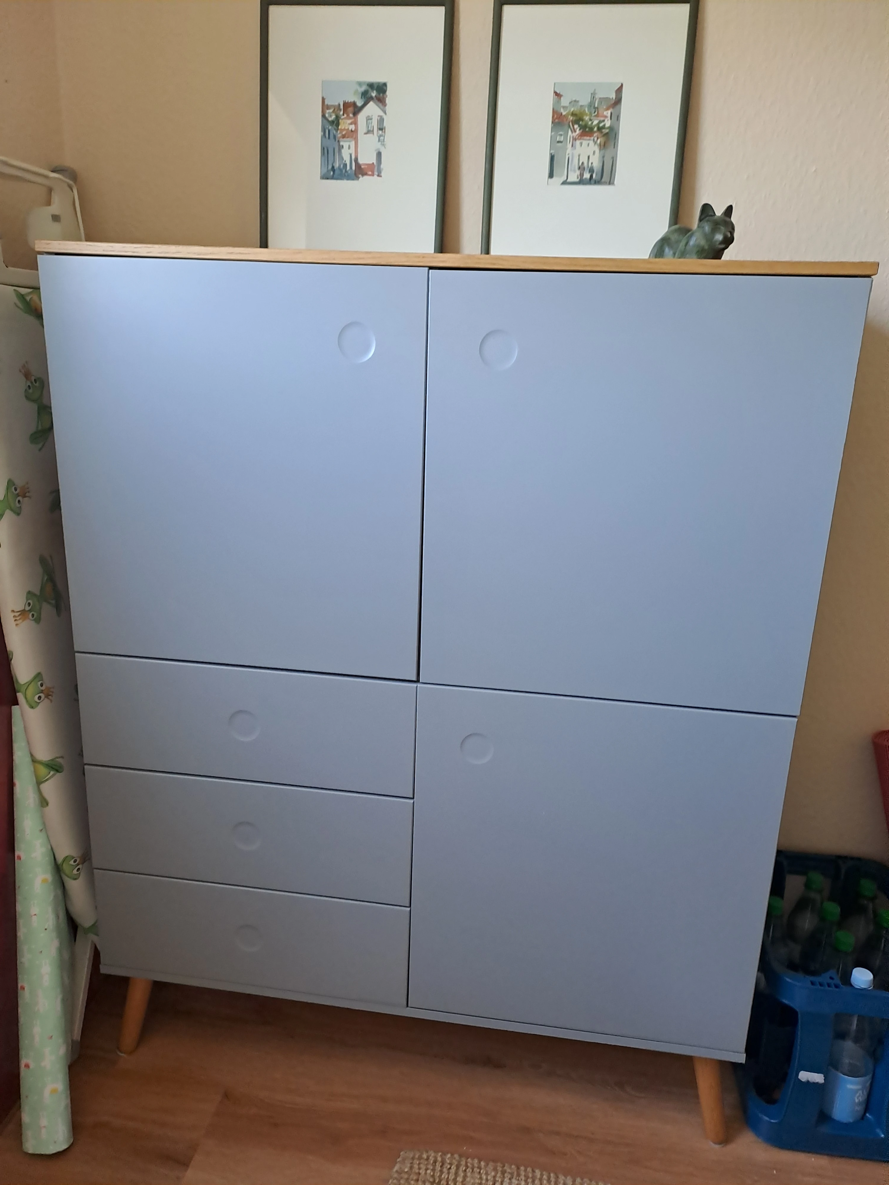 Schrank grau matt lackiert