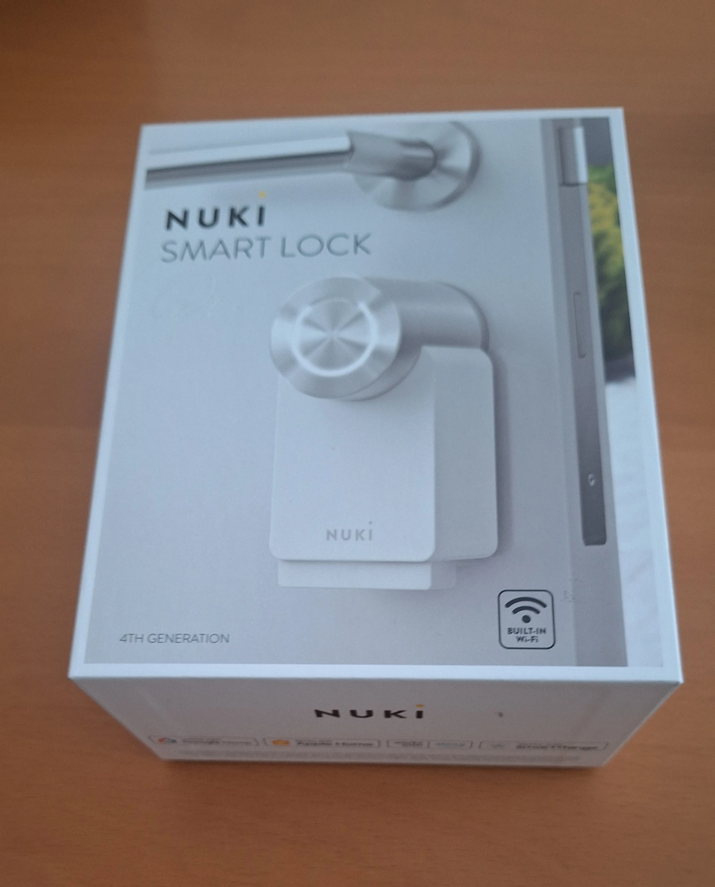 Nuki im Karton