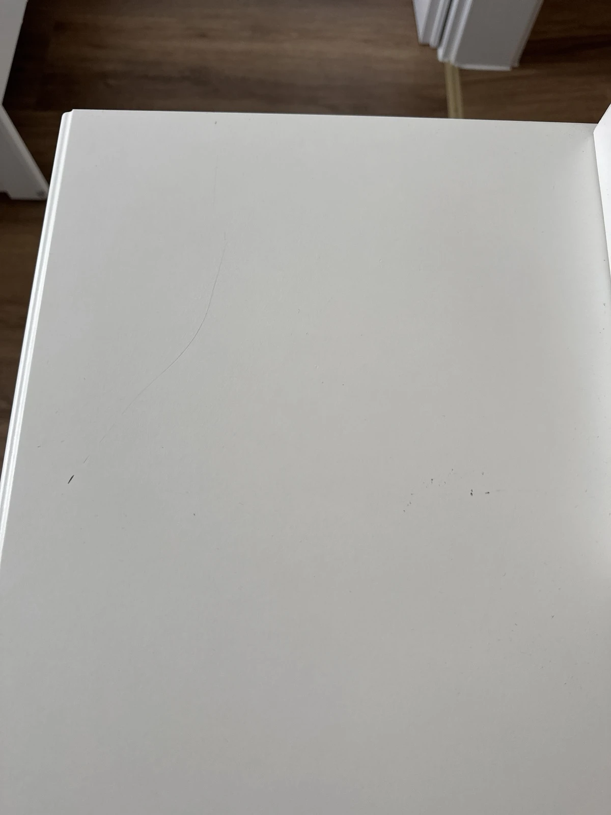 Und hier sieht man einen kleinen Kratzer