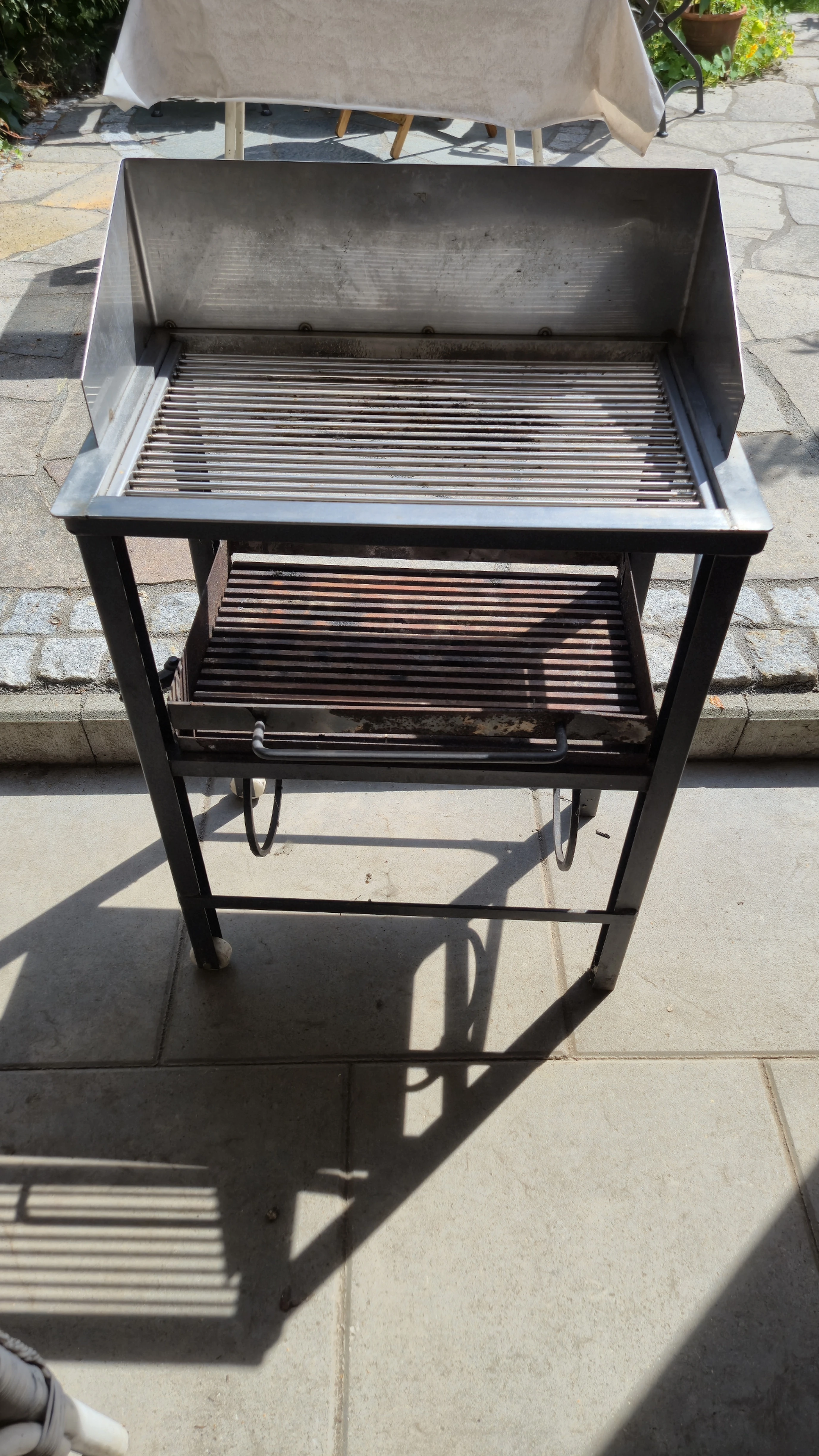 Grill mit Kohlefach unten