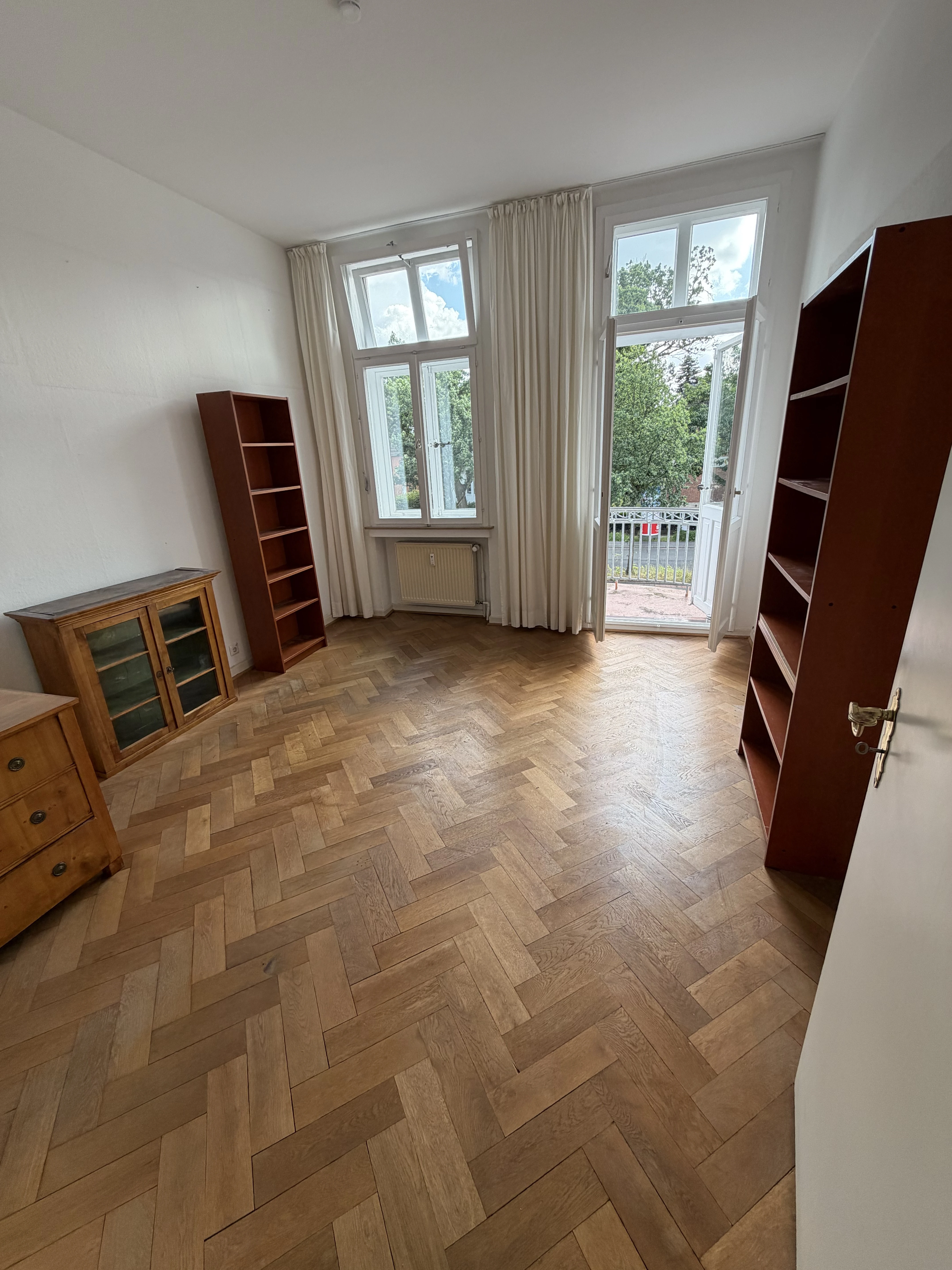 Arbeitszimmer mit Balkon vorne