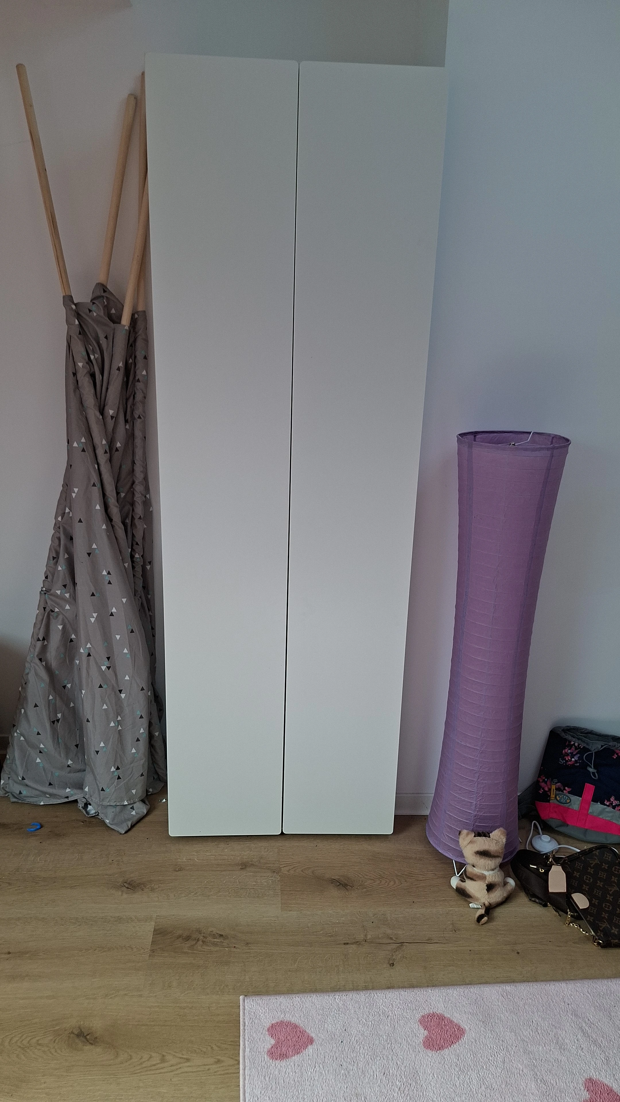 Kleiderschrank + Tipi Zelt und Stehlampe zu kaufen 