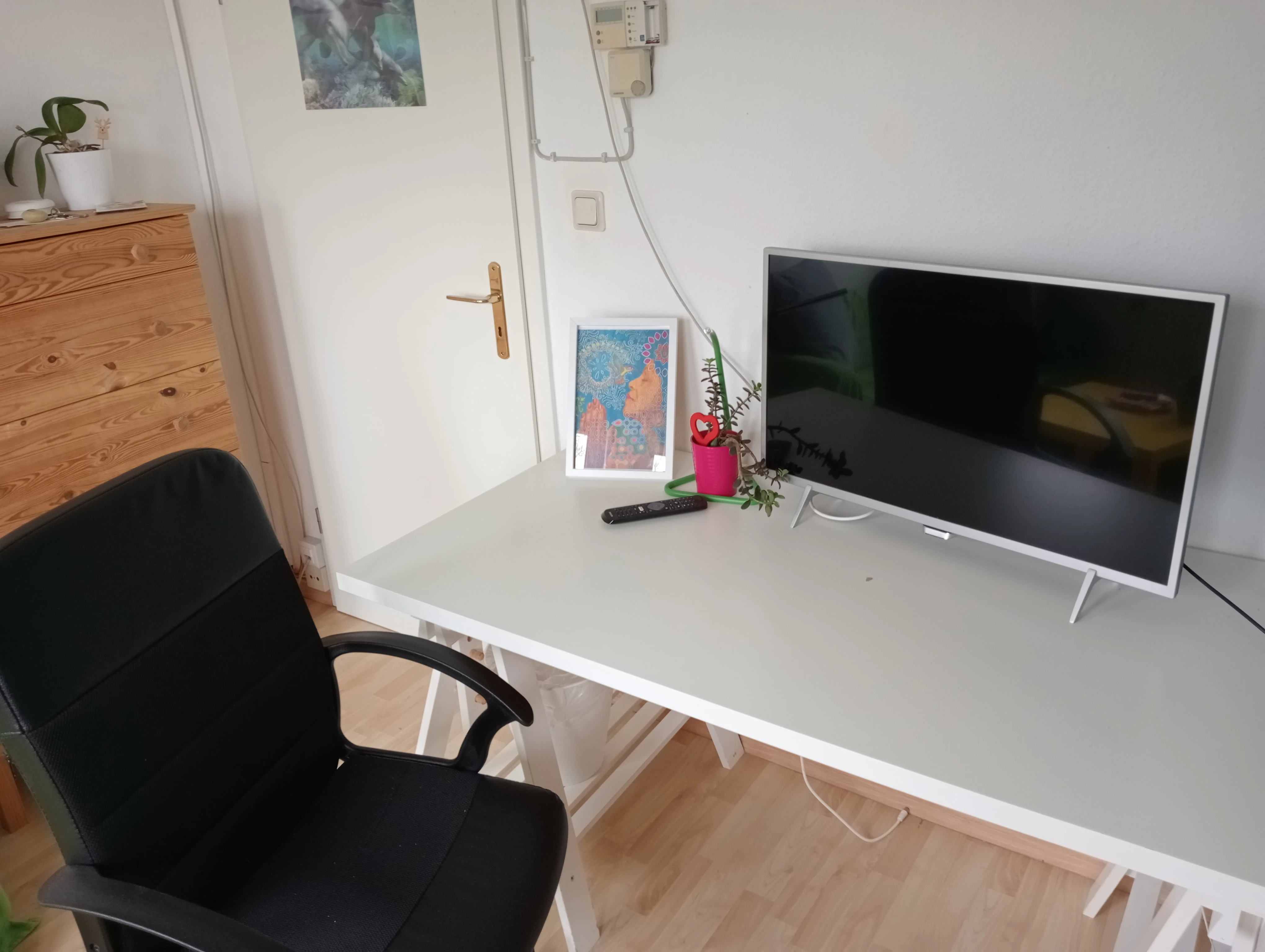 home office 2 smart tvs
