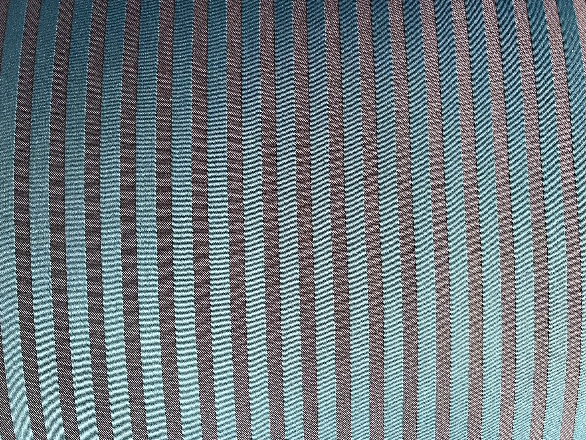 Blau gestreifter Stoffbezug