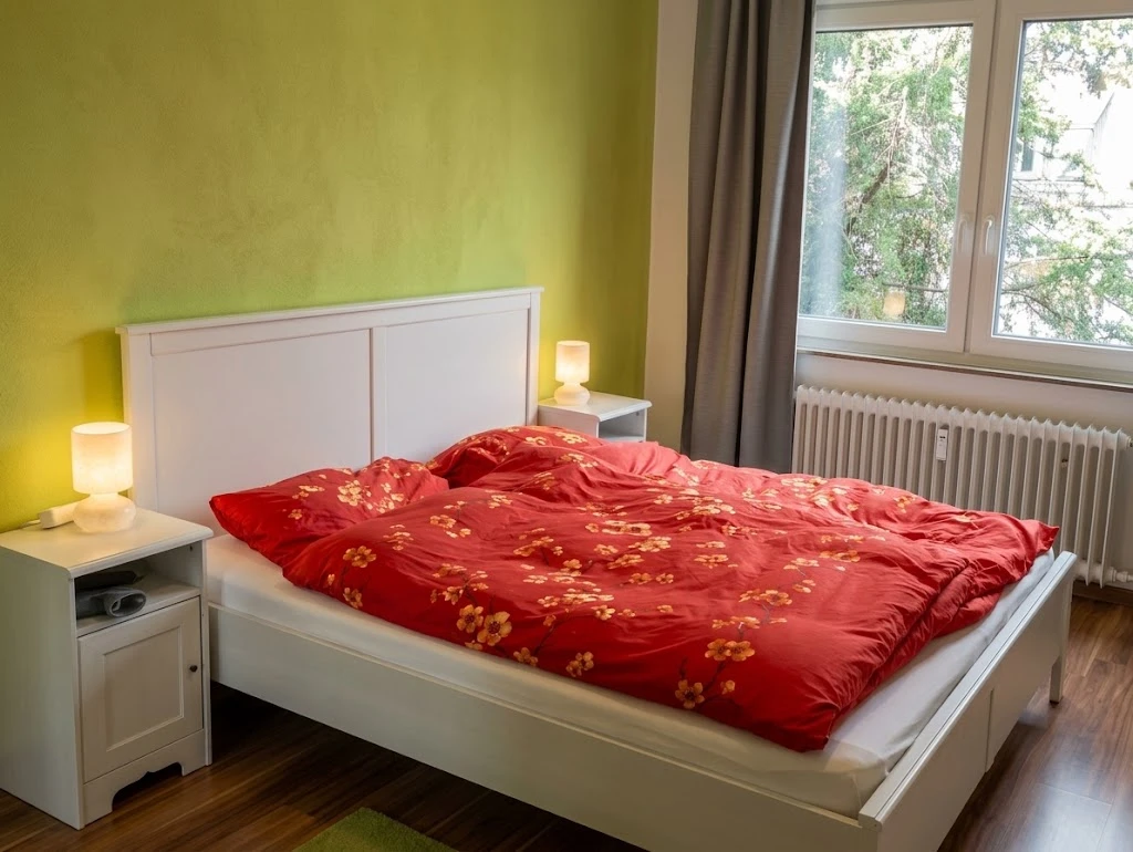 Schlafzimmer mit Blick in den Garten