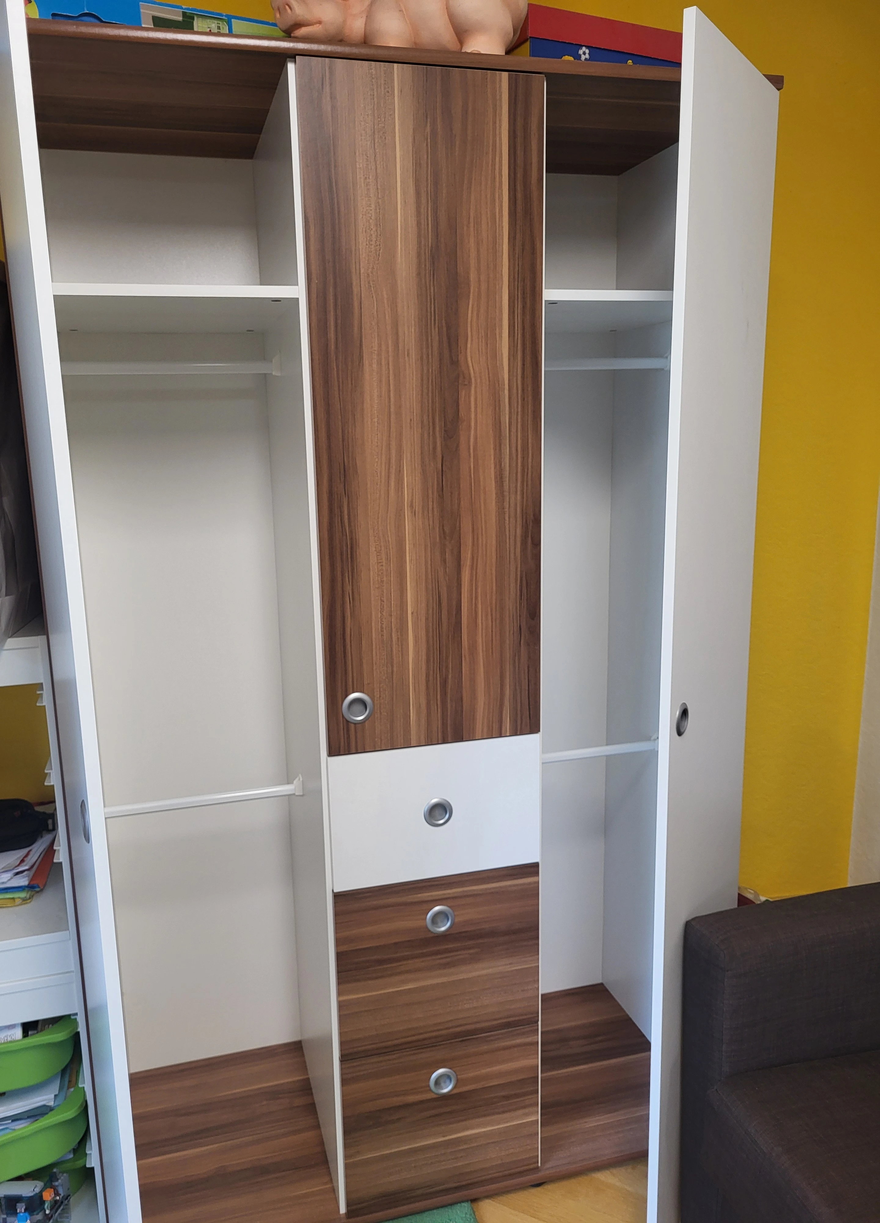 Schrank mit geöffneten Seitentüren