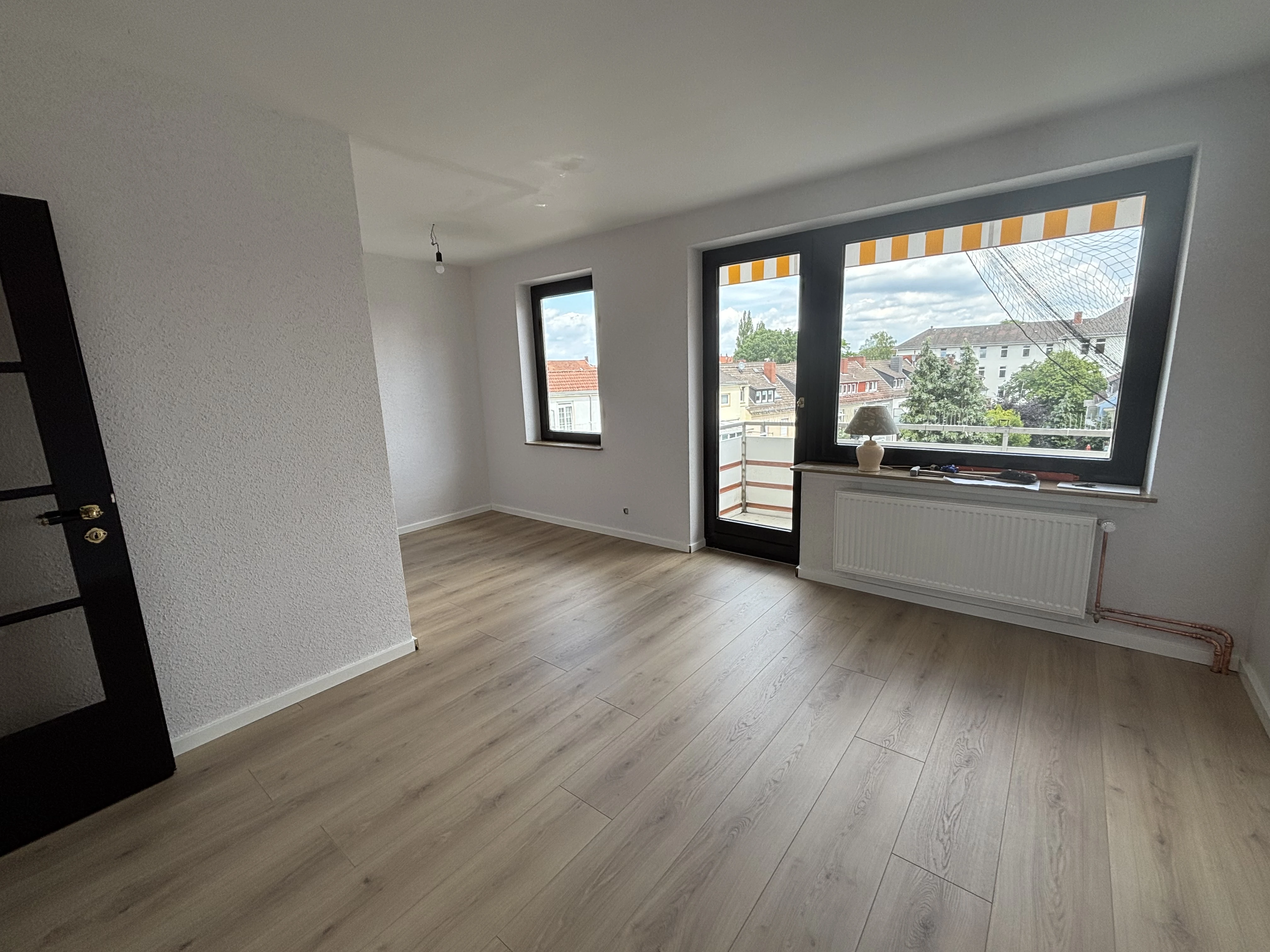 Zimmer Tür links neben Treppe m. Balkon