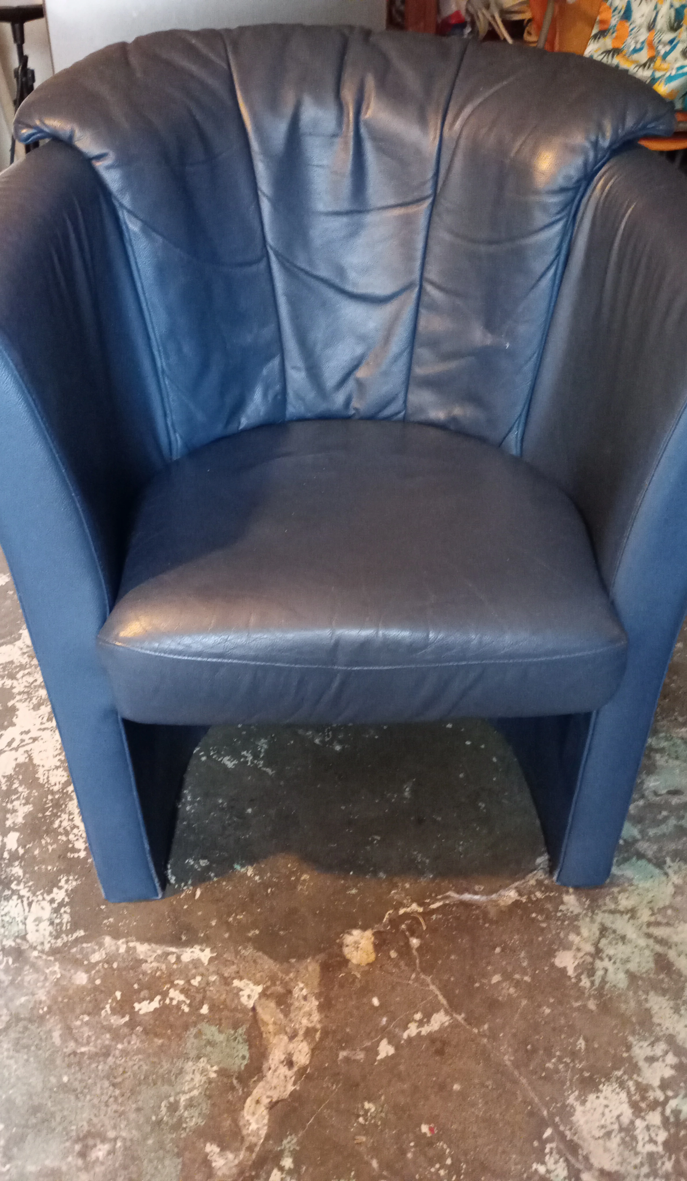 Dieser bequeme blaue Sessel ist zu verkaufen . Er passt zum Esstisch, Schreibtisch oder in den Flur 