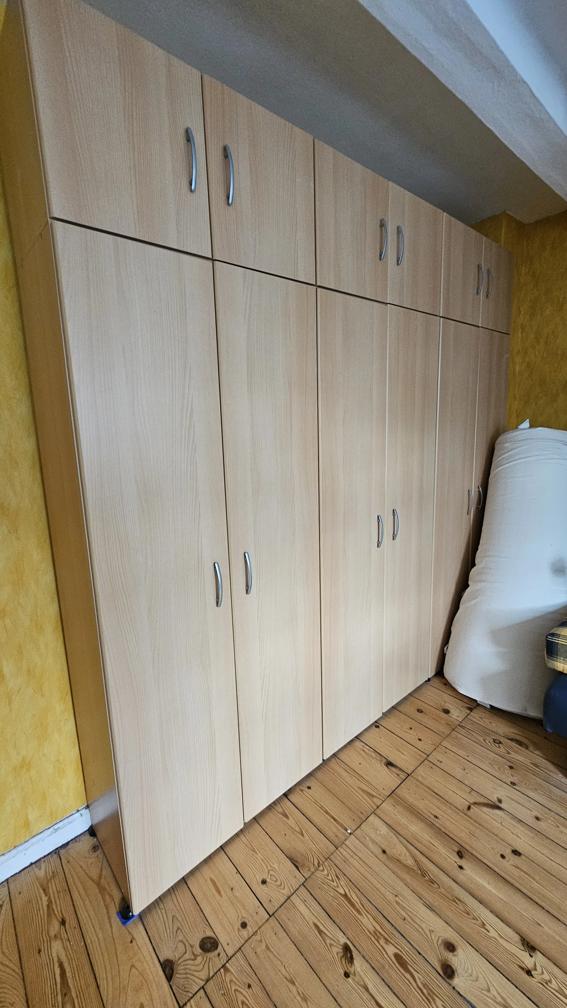 2 Wandschränke zu verschenken