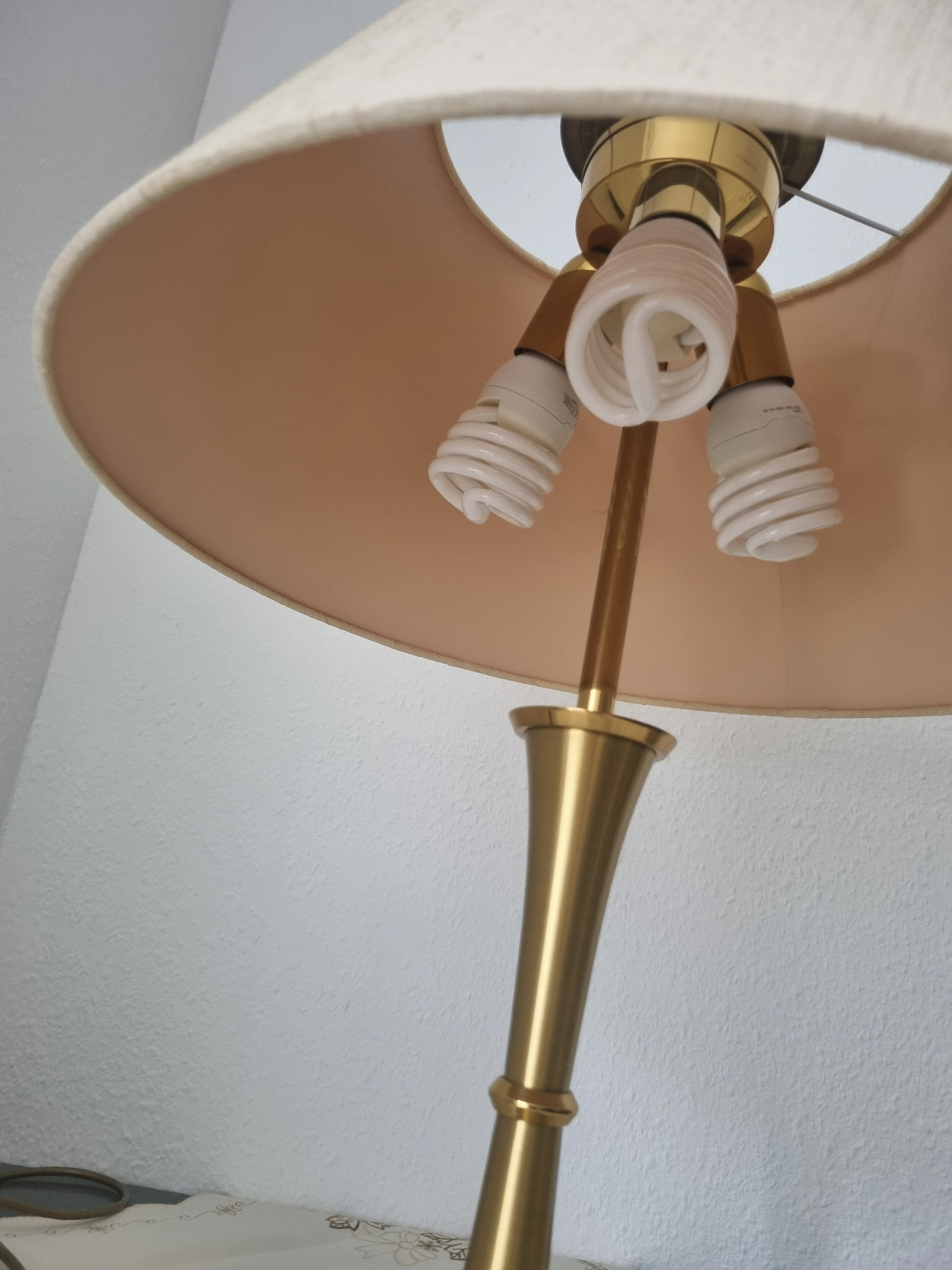 Kleine Stehlampe mit Metallfuß 