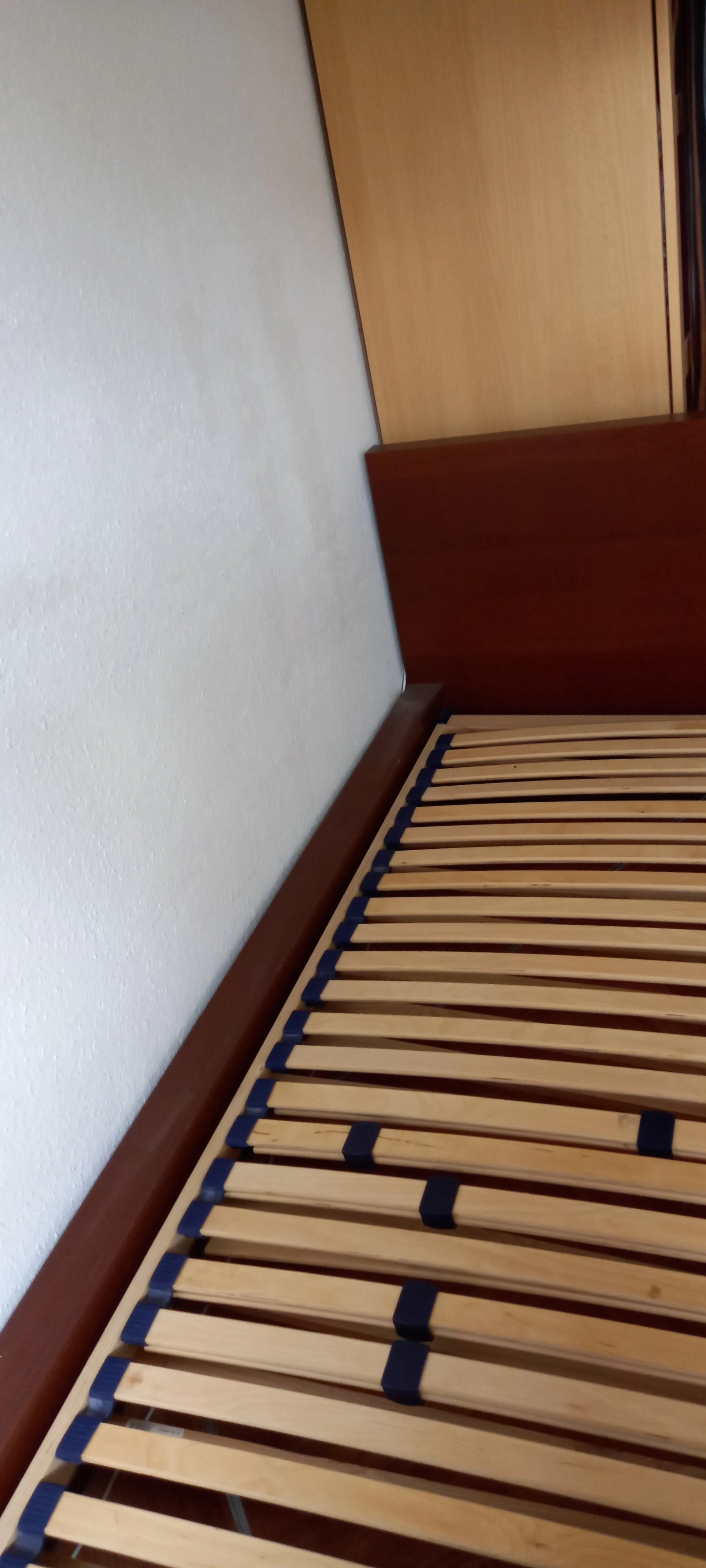 Bett /Lattenrost,  Braun Holz