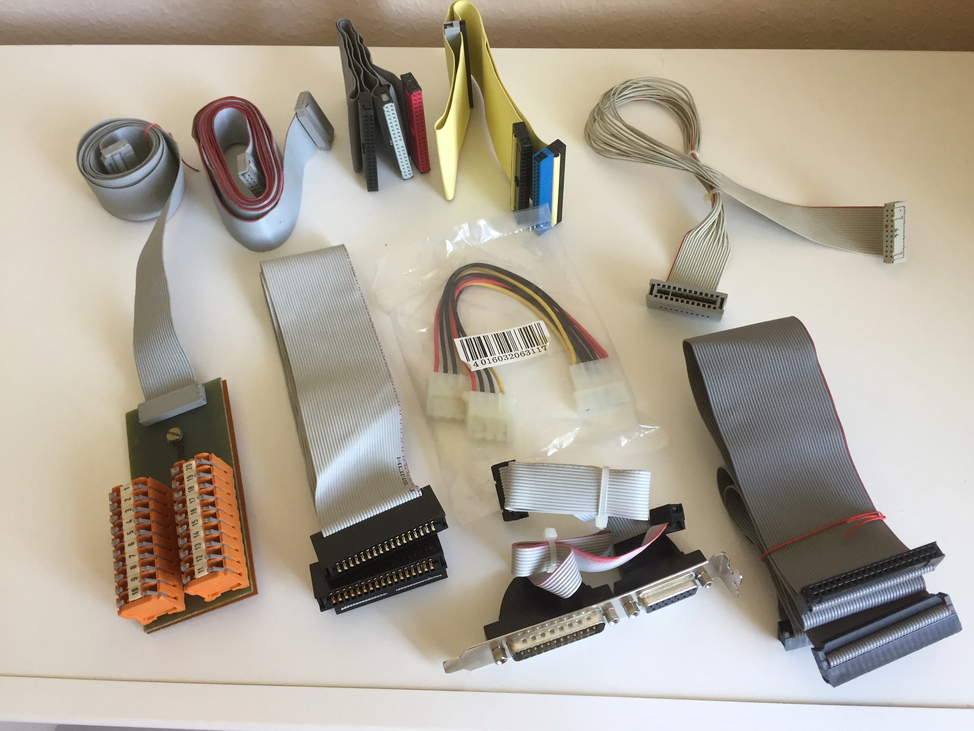 PC-Flachbandkabel und IDE-Stromanschlusskabel 