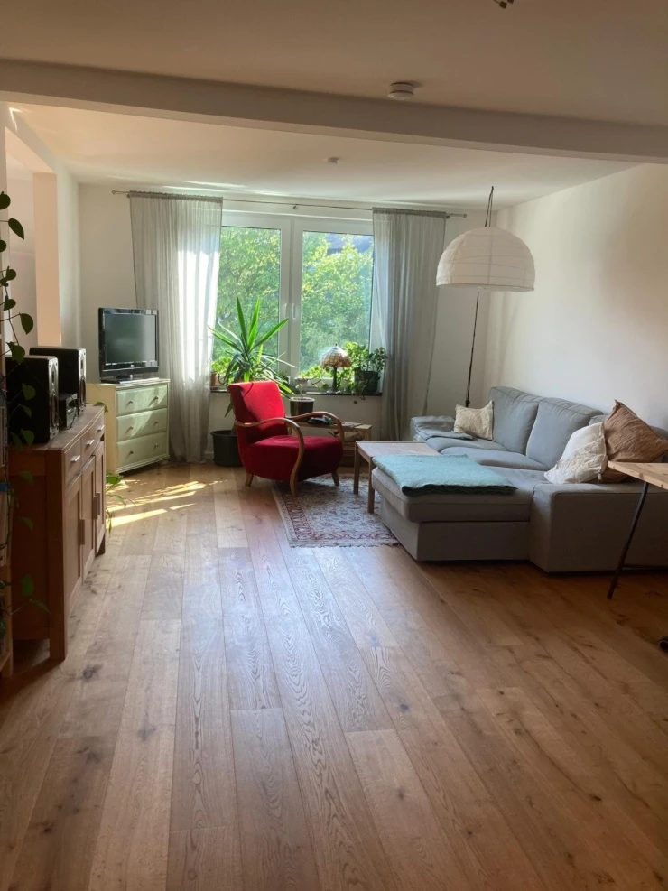 Wohnzimmer mit Durchgang zur Küche