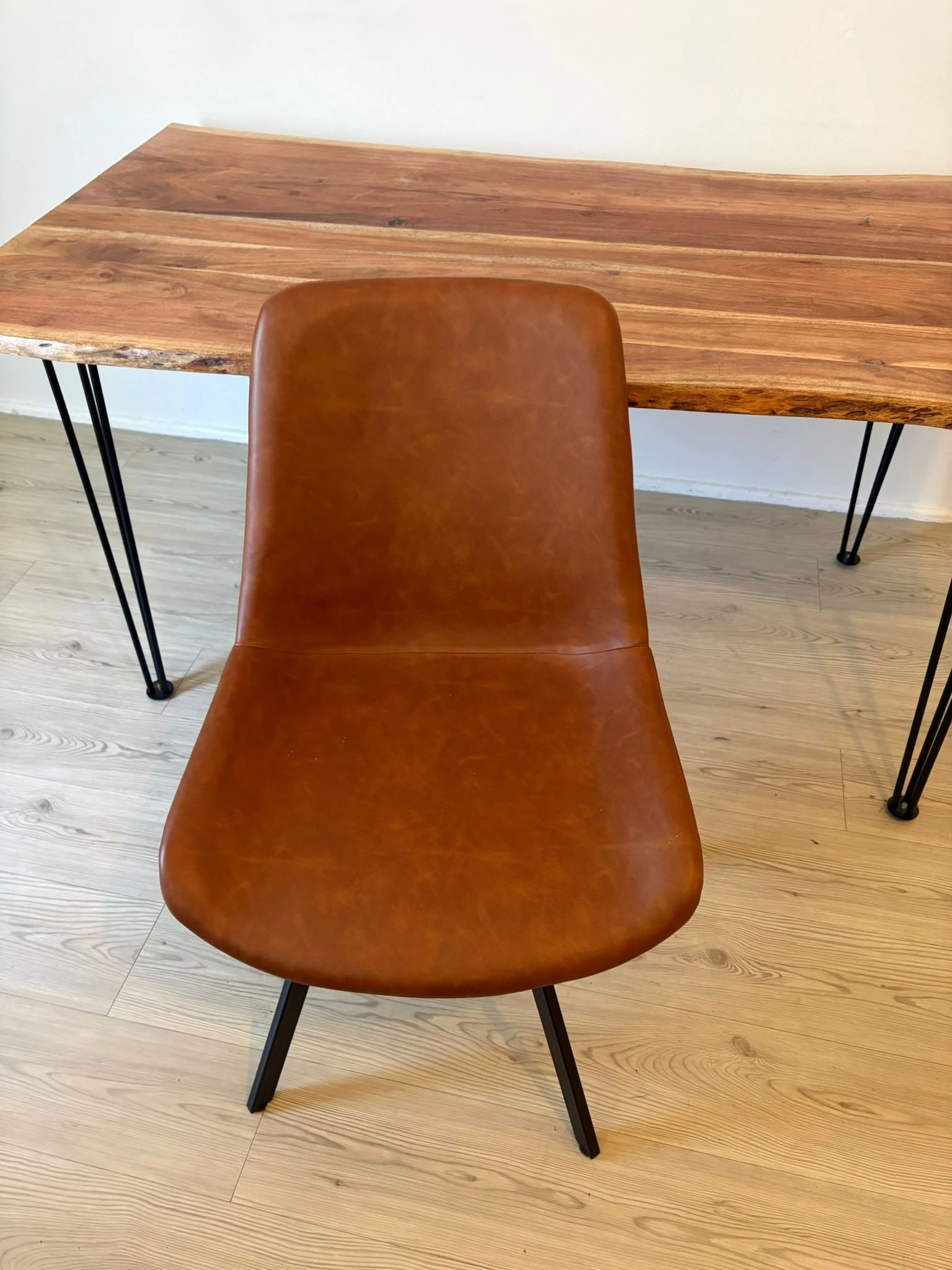 Brauner Stuhl in Lederoptik