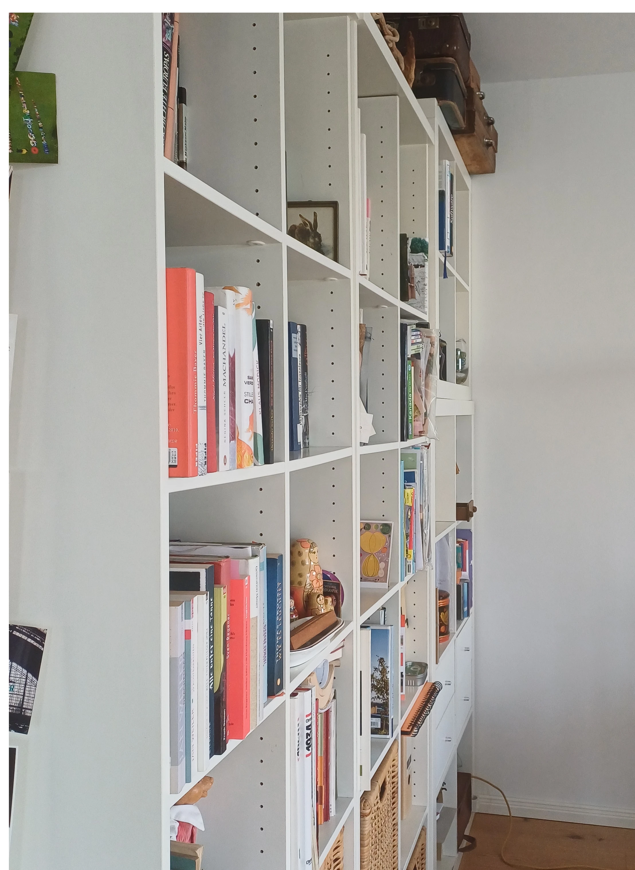 weiße Bücherregale