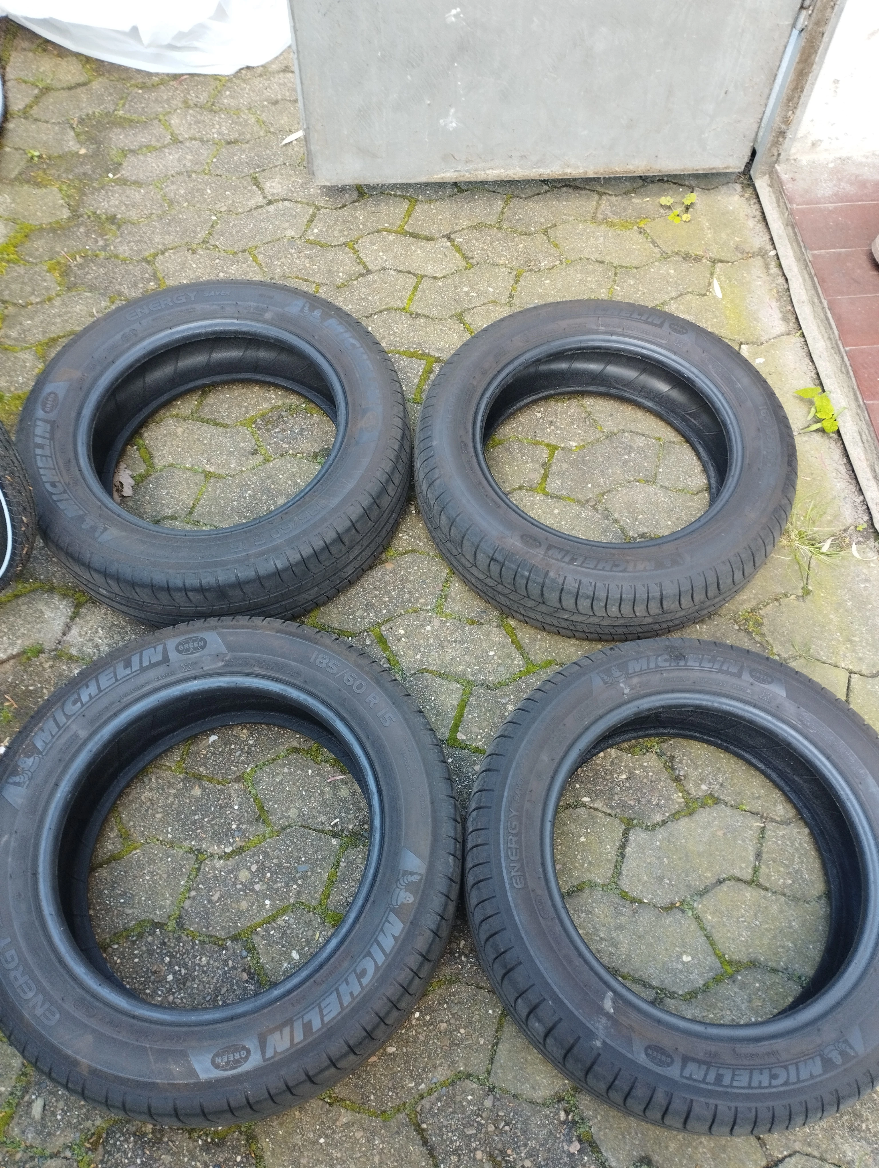 Vier Reifen