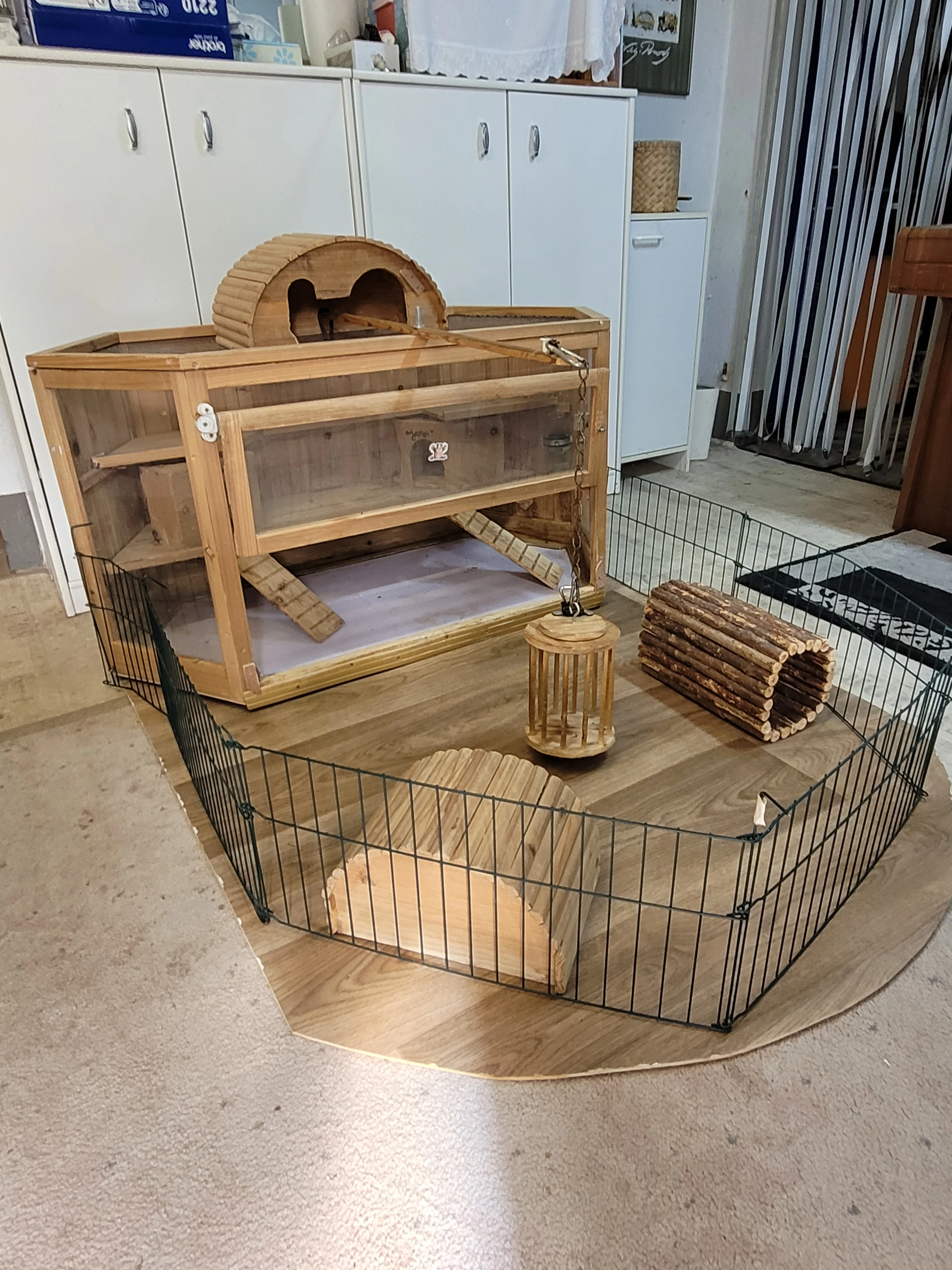 Funktionaler Holzkäfig