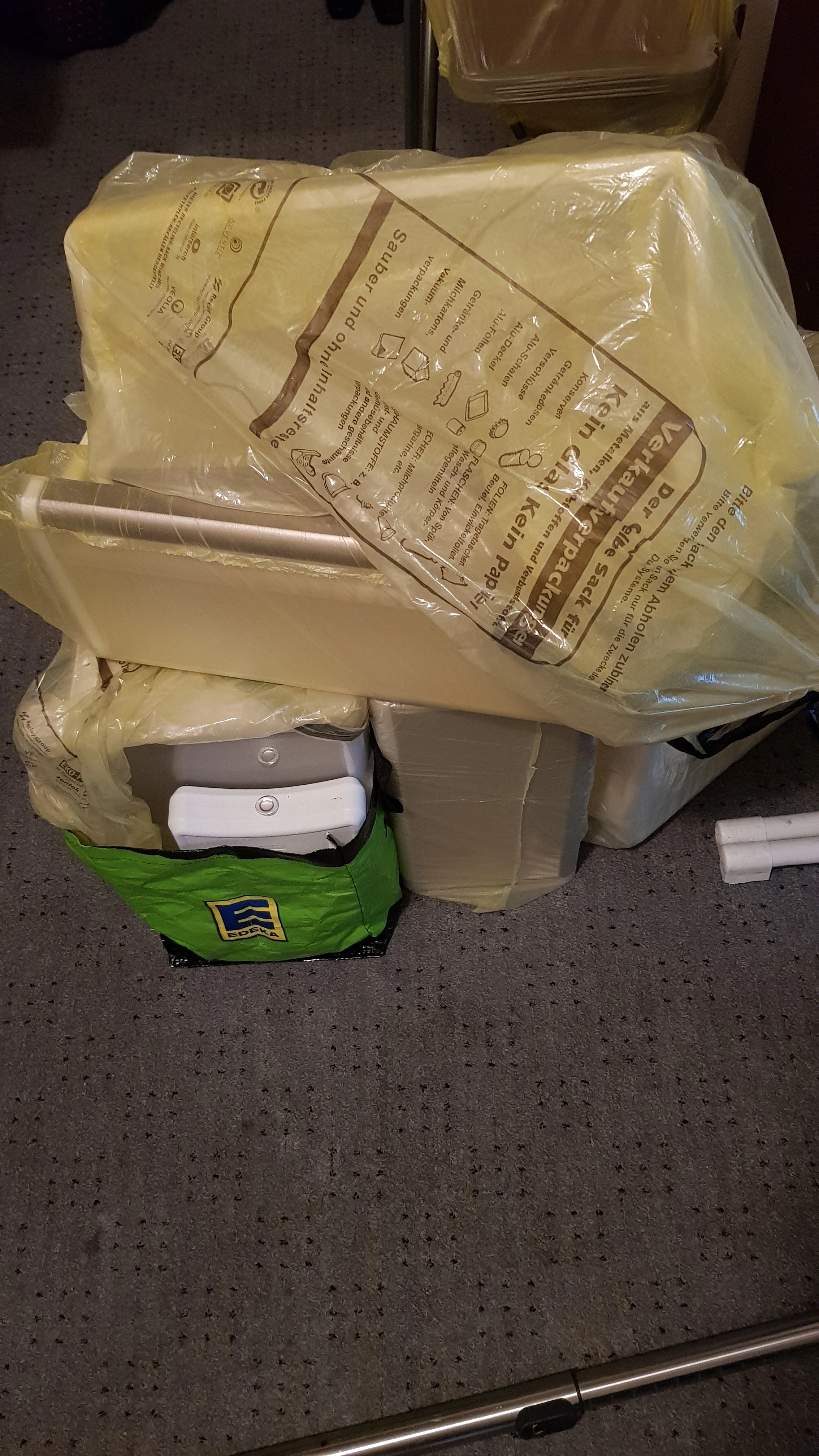 Gefrierschrank/Schubladen ohne die weißen Kühlaggregate