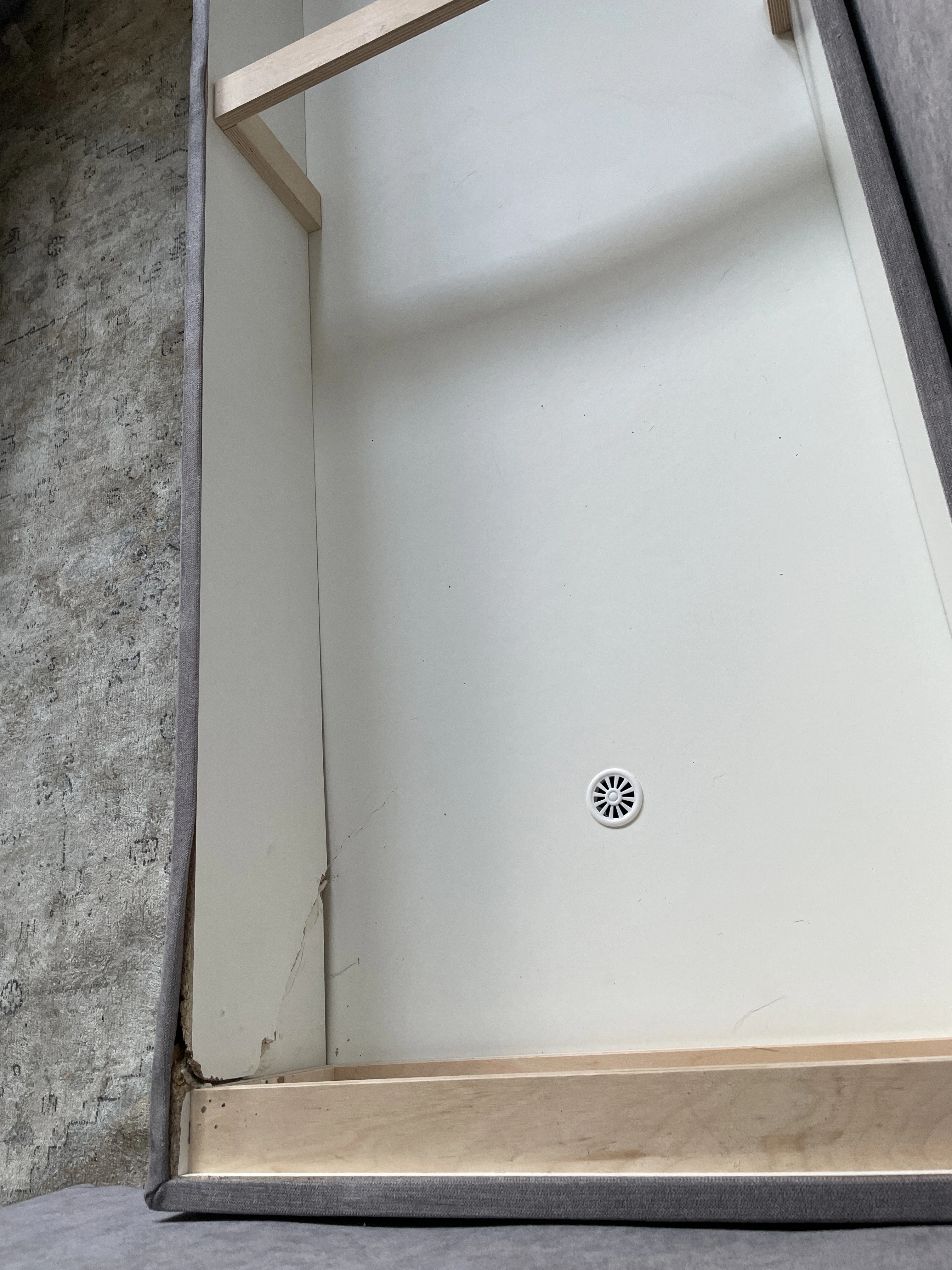 Kleine Beschädigung des Bettkastens 