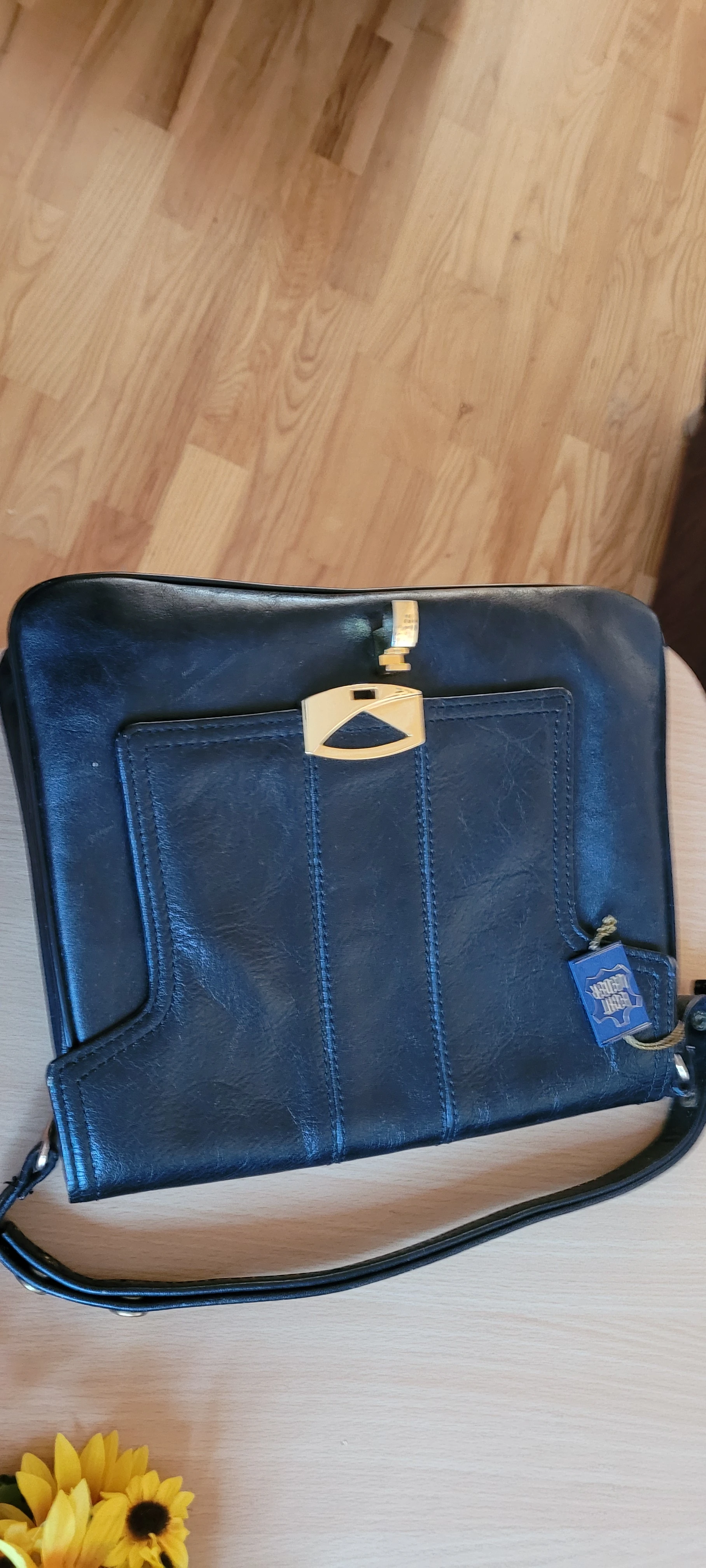 Alte Utensilien und eine echt Leder Handtasche