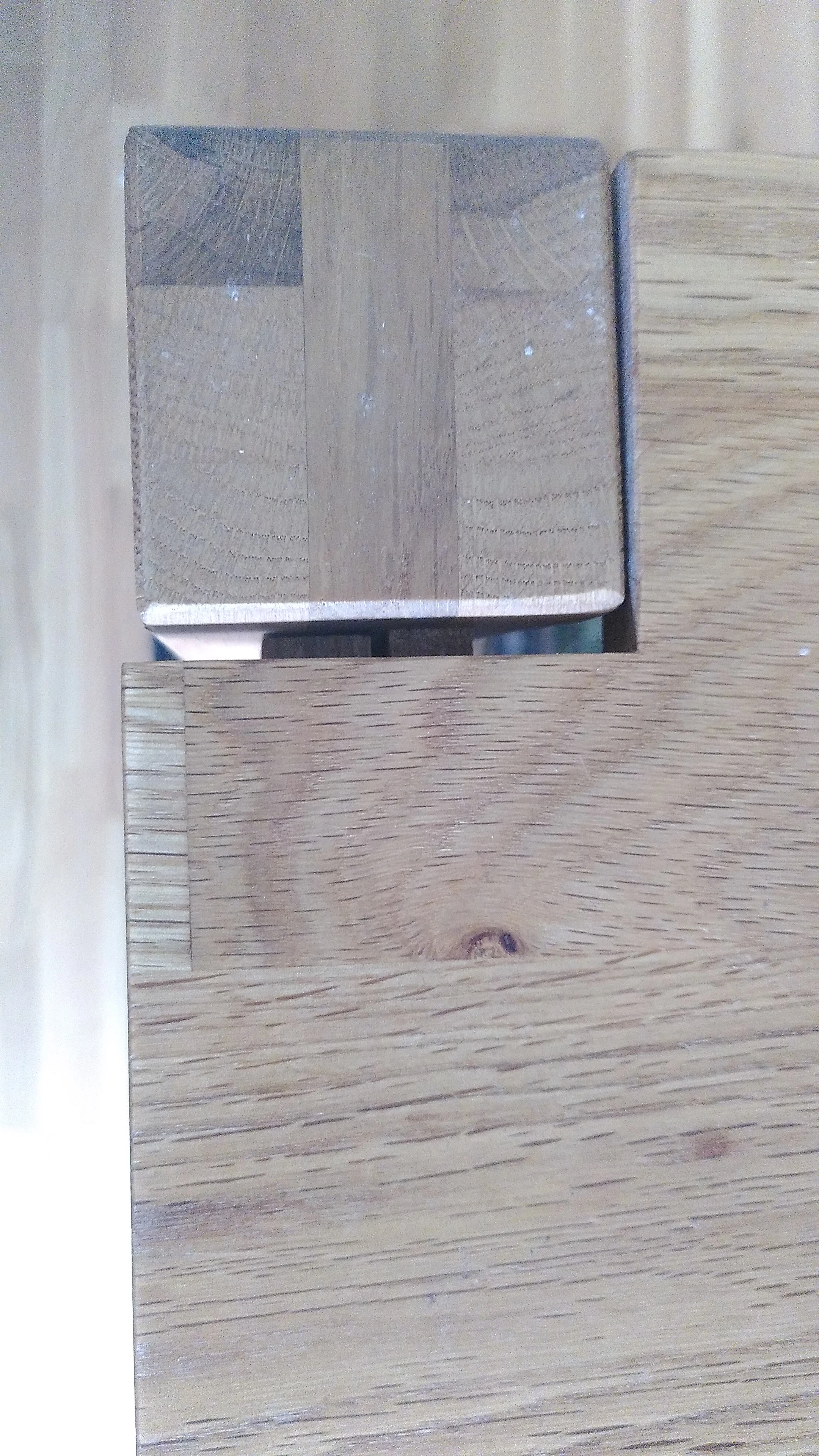 Detailfoto Tischplatte und Fußbeinbalken
