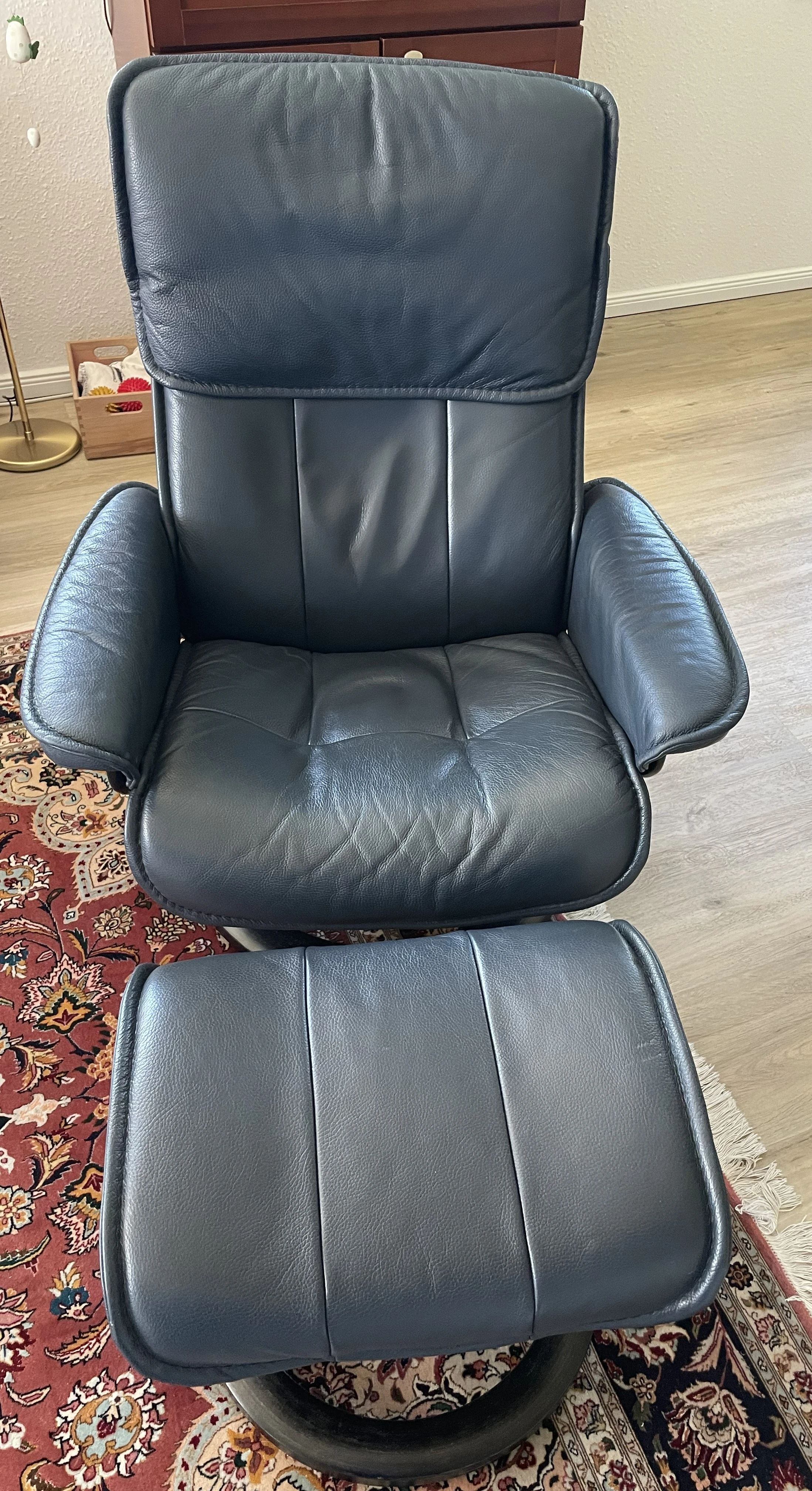 Sessel mit Hocker