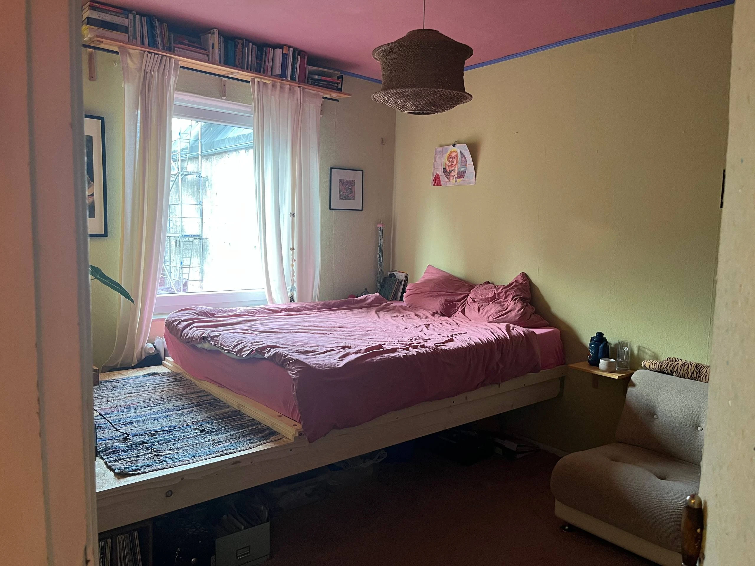 Das freie Zimmer, Blick von Tür