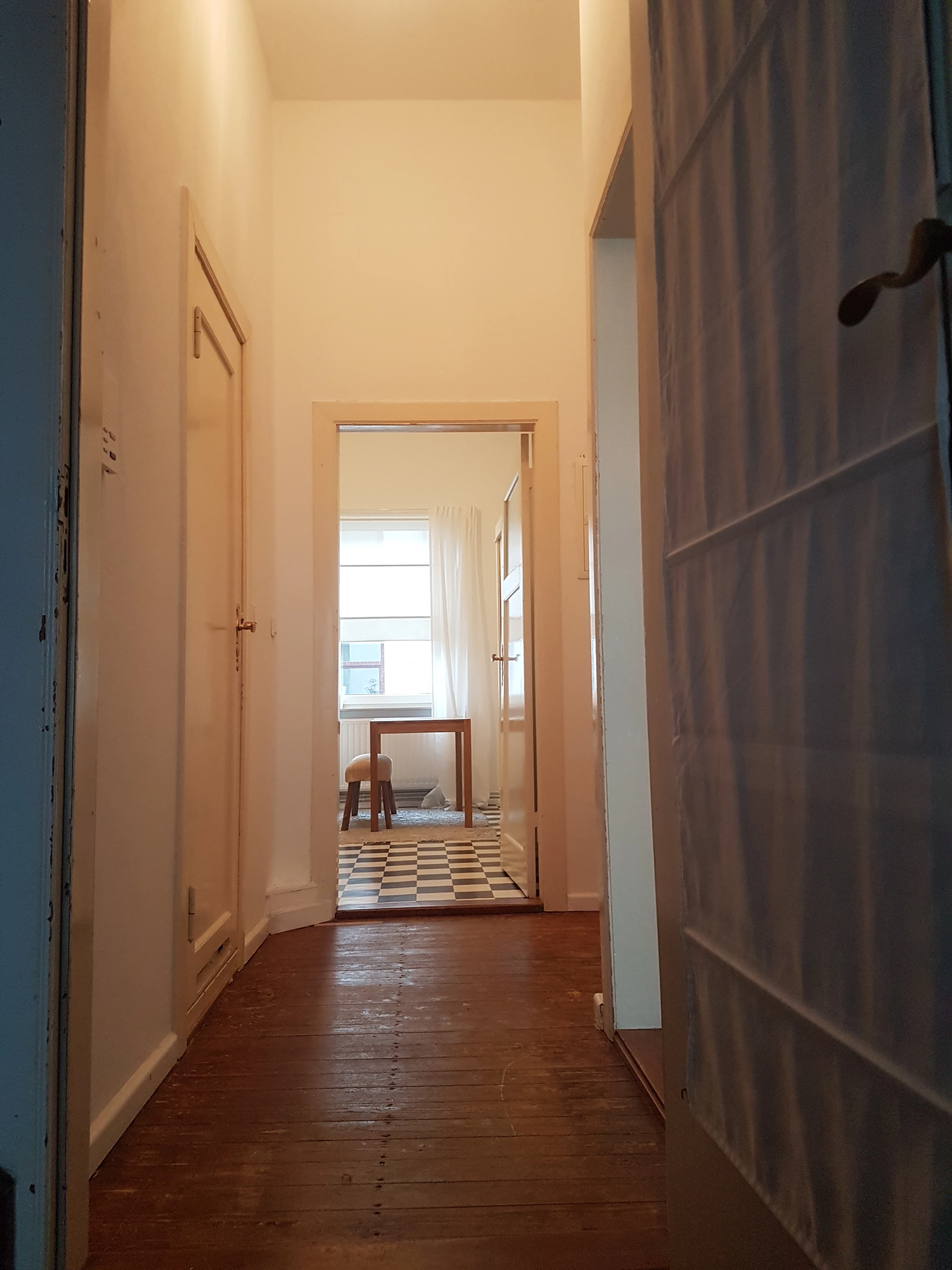 Blick in die Wohnung (aus dem Treppenhaus)