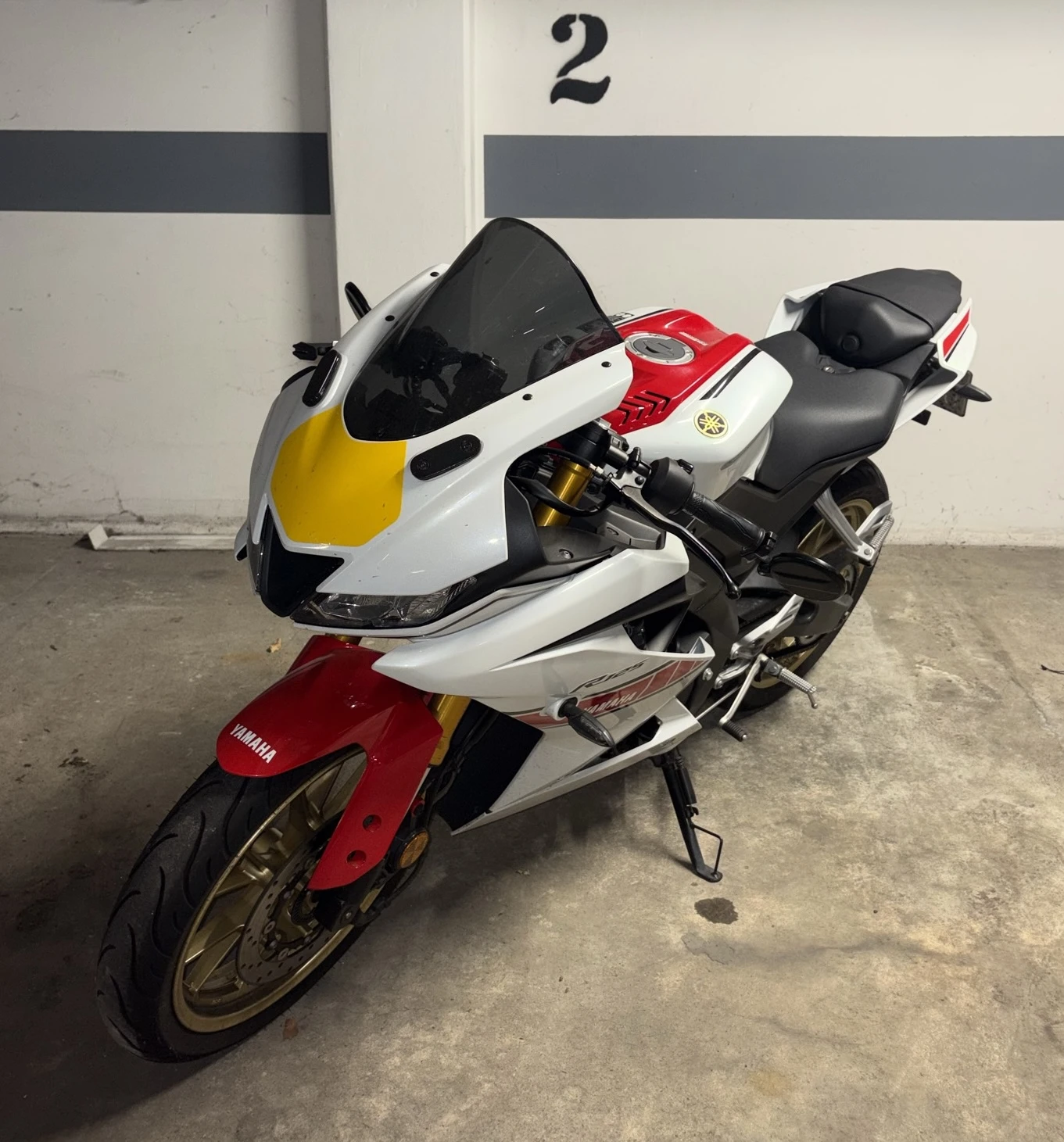 Frontansicht Yamah Y ZFR 125 b