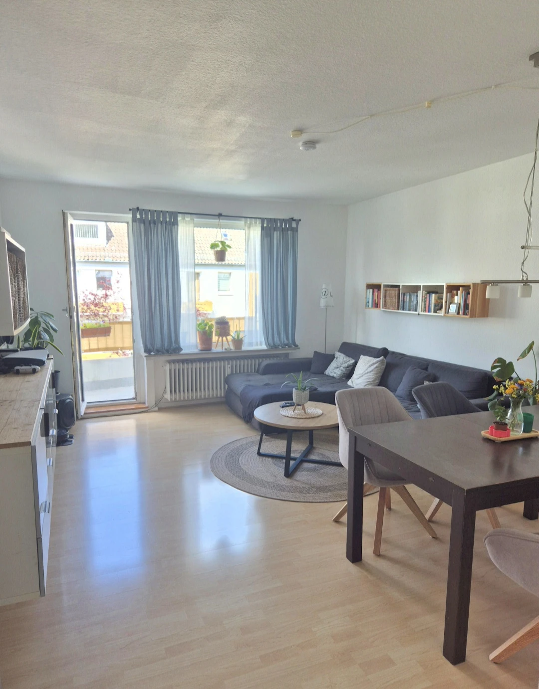 Wohnzimmer mit Balkon 