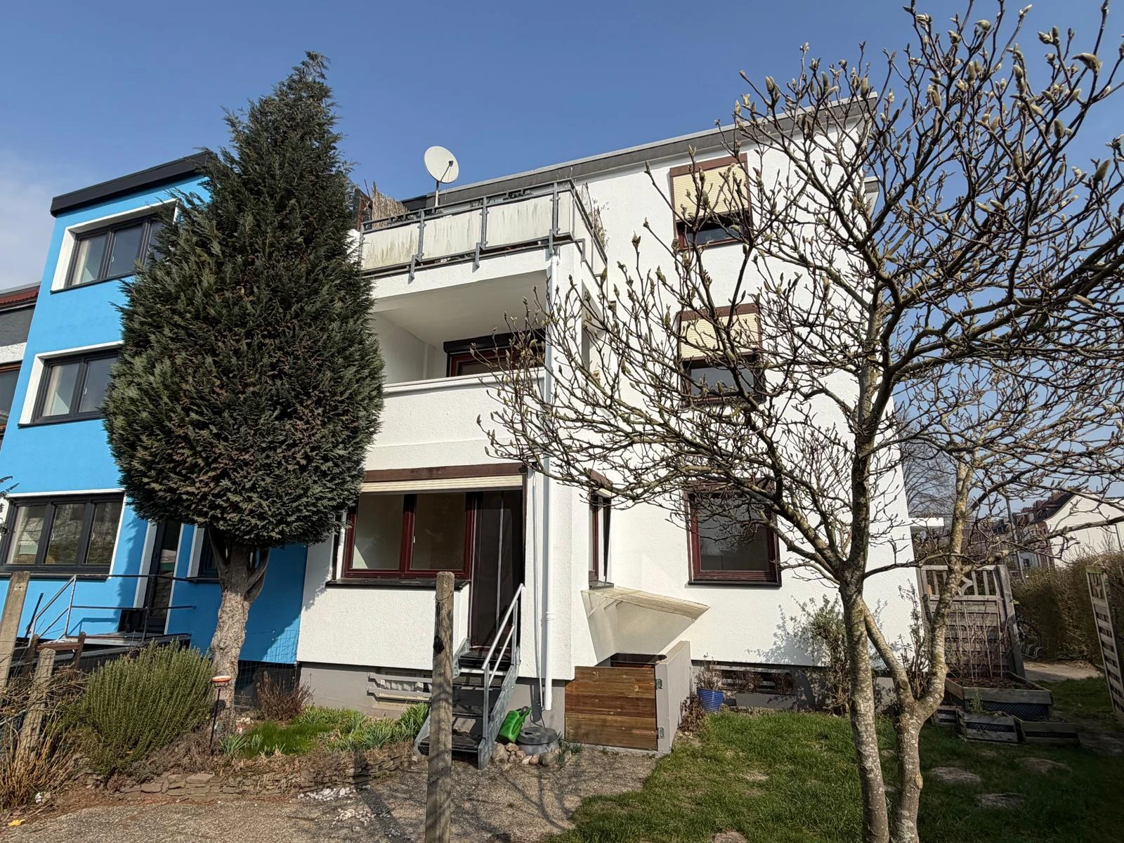 Schöner Privatgarten mit Treppe direkt aus dem Wohnzimmer auf die Terrasse