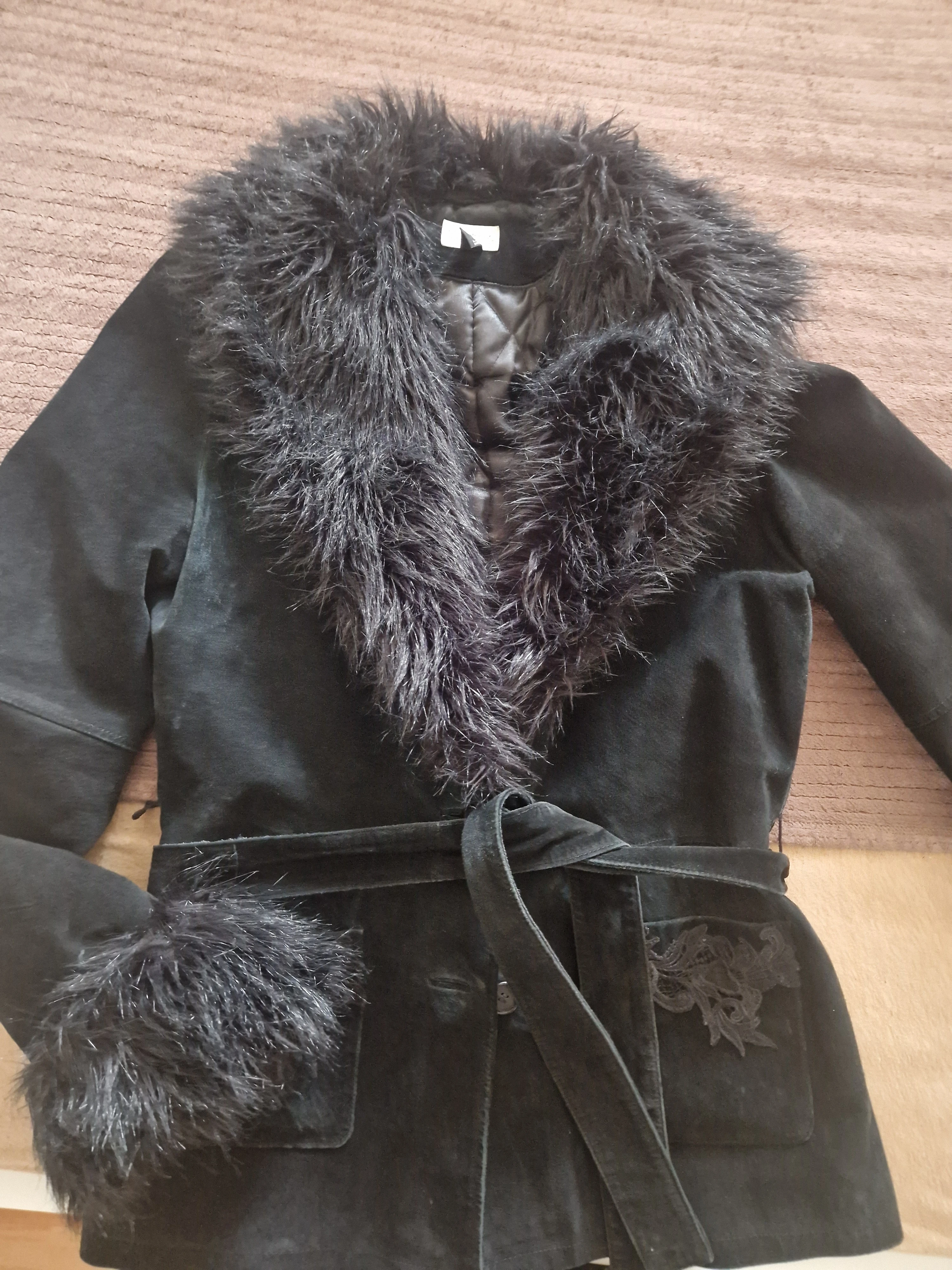 Eine schöne schwarze leder Jacke in grösse 40