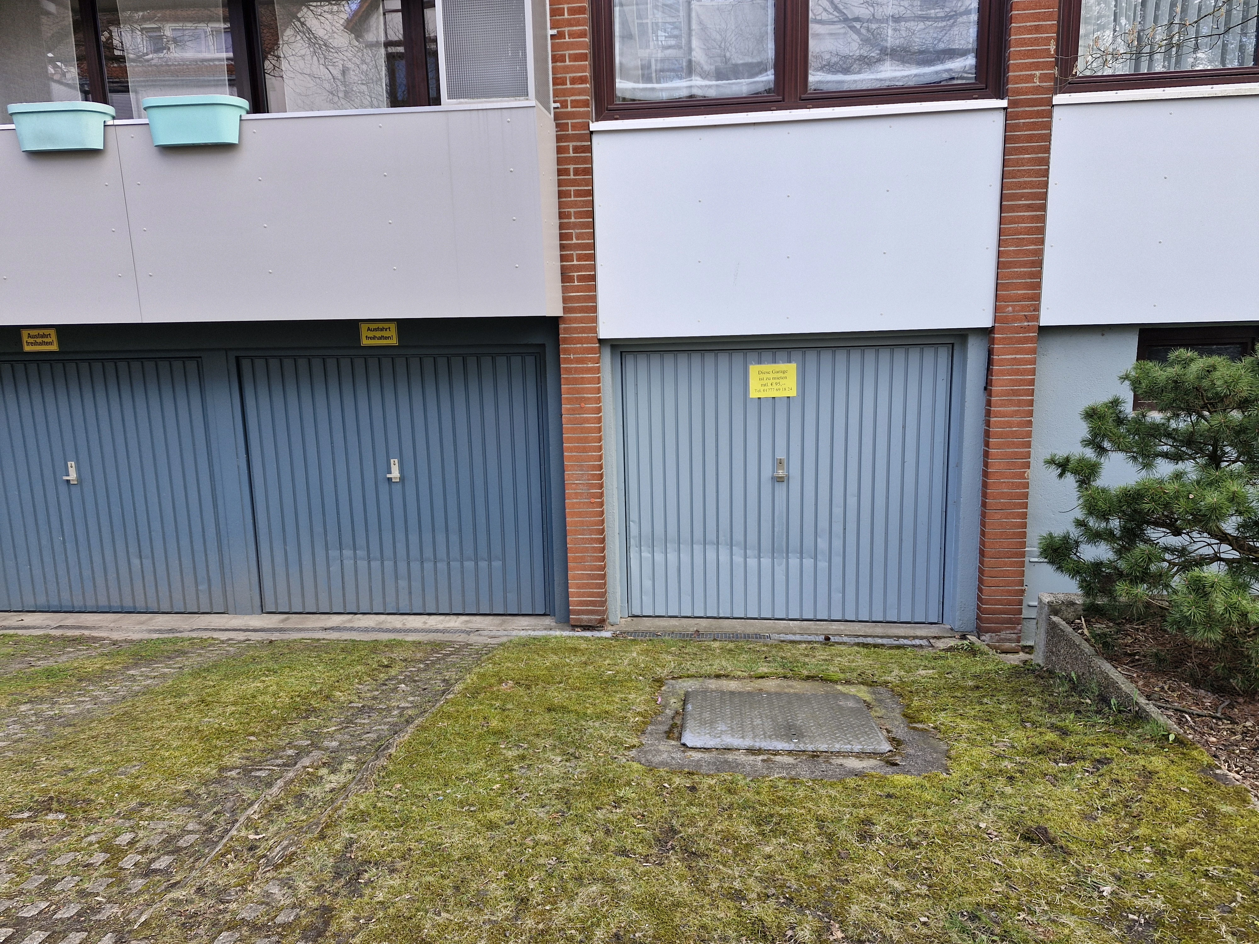 Garage mit dem gelben Schild