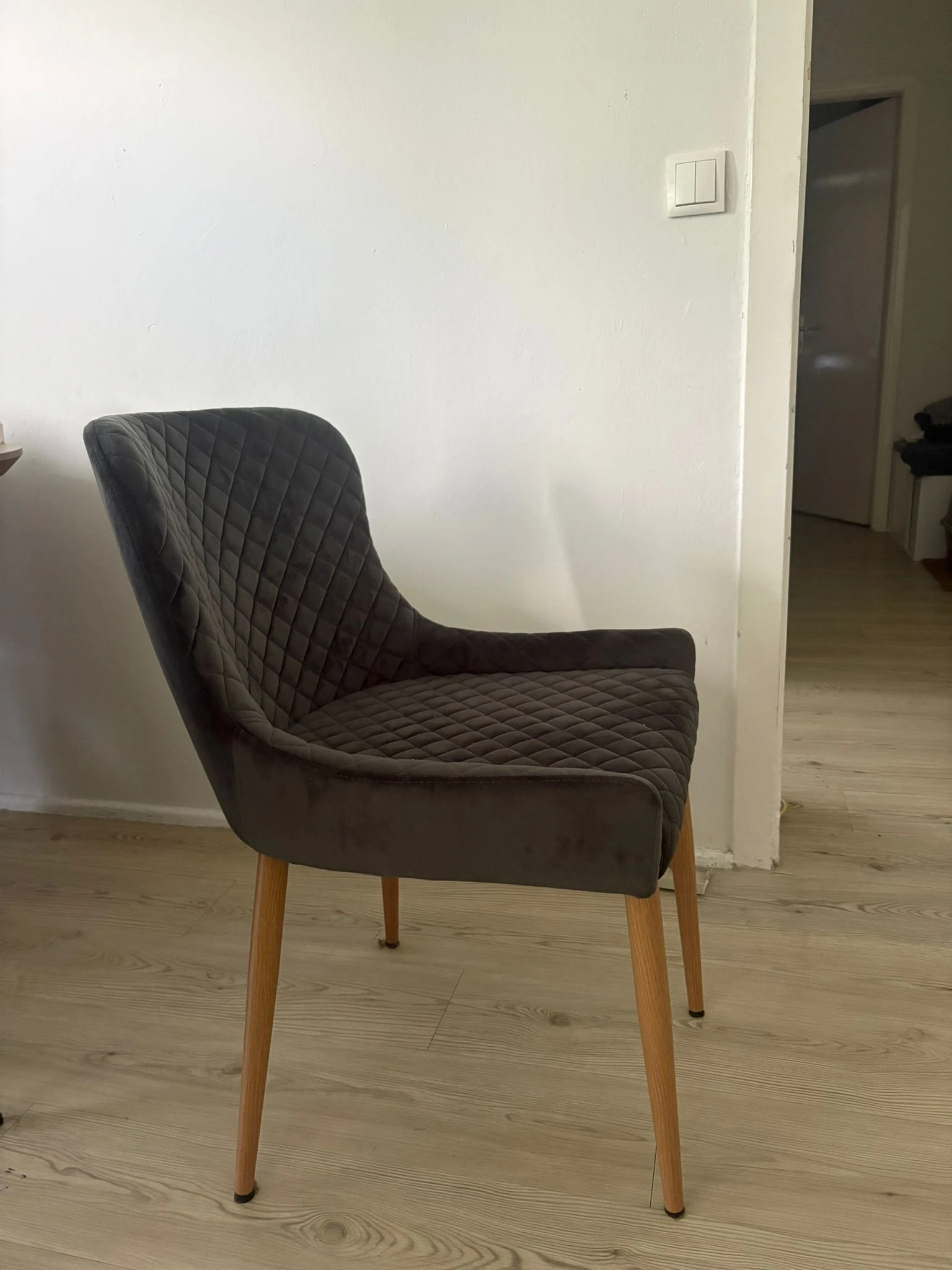 Grauer Stuhl, samt, Routensteppung 