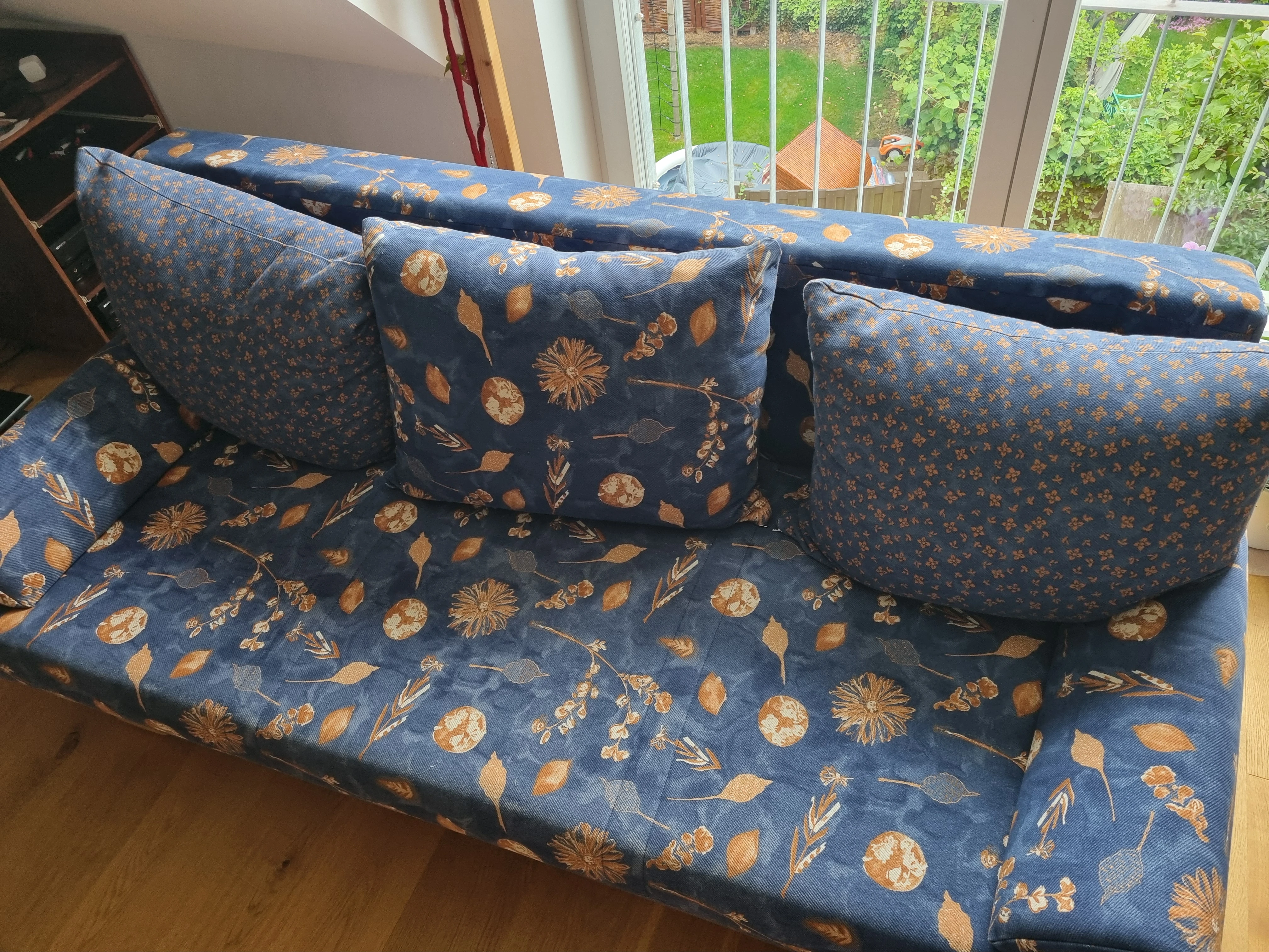 Couch mit Kissen