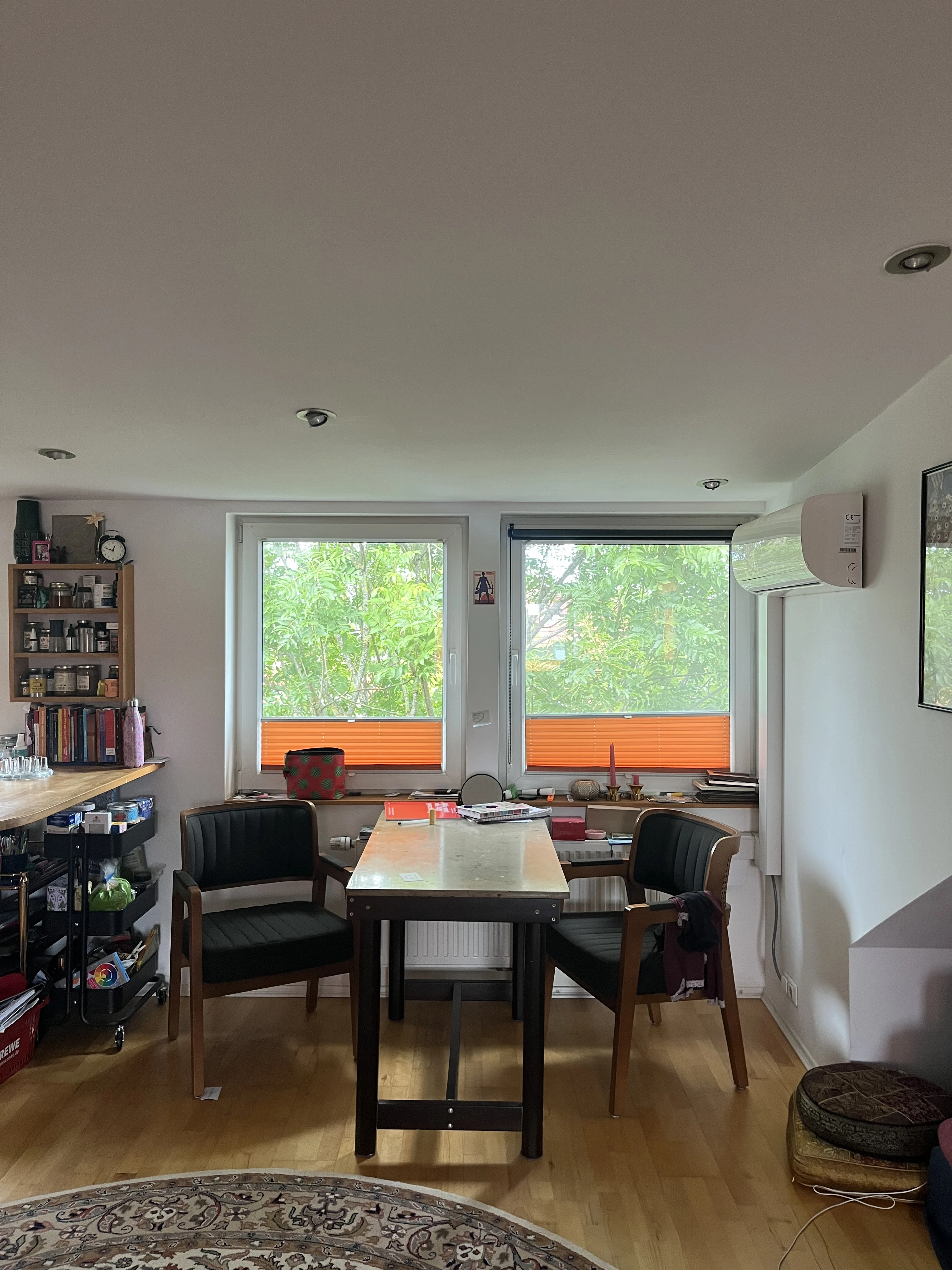 Rechts neben Küche 