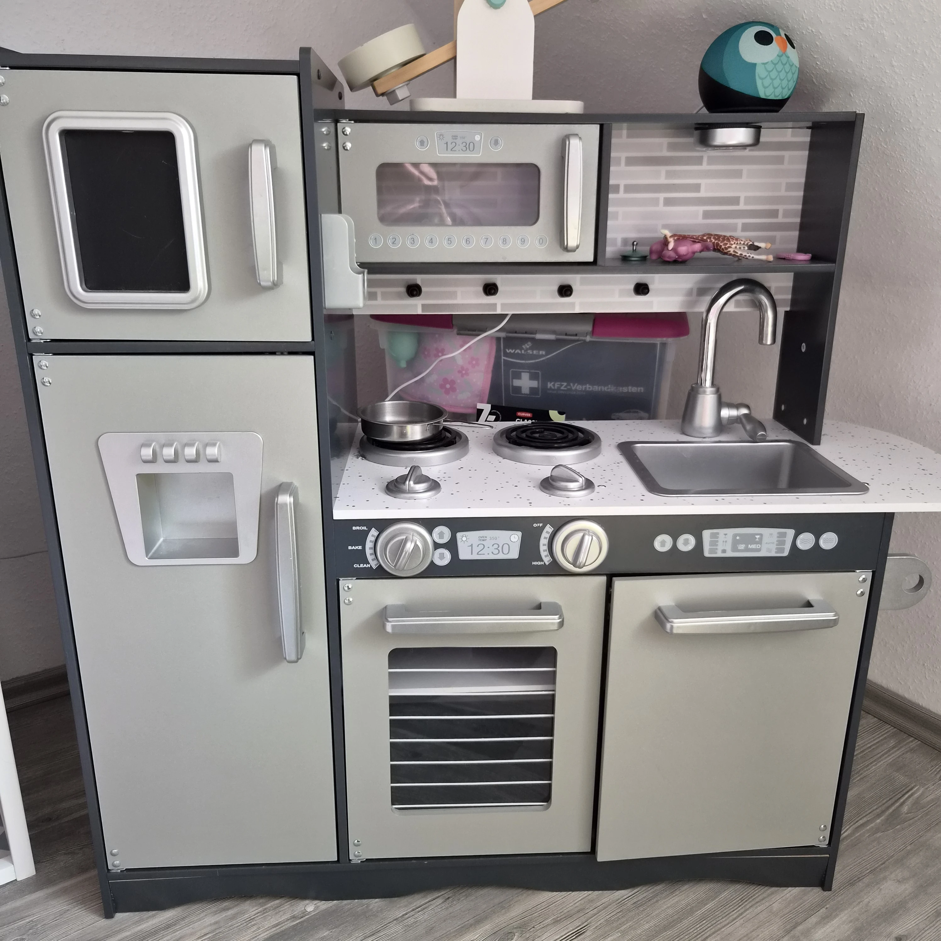 Kinderküche mit ordentlich Platz im Inneren.