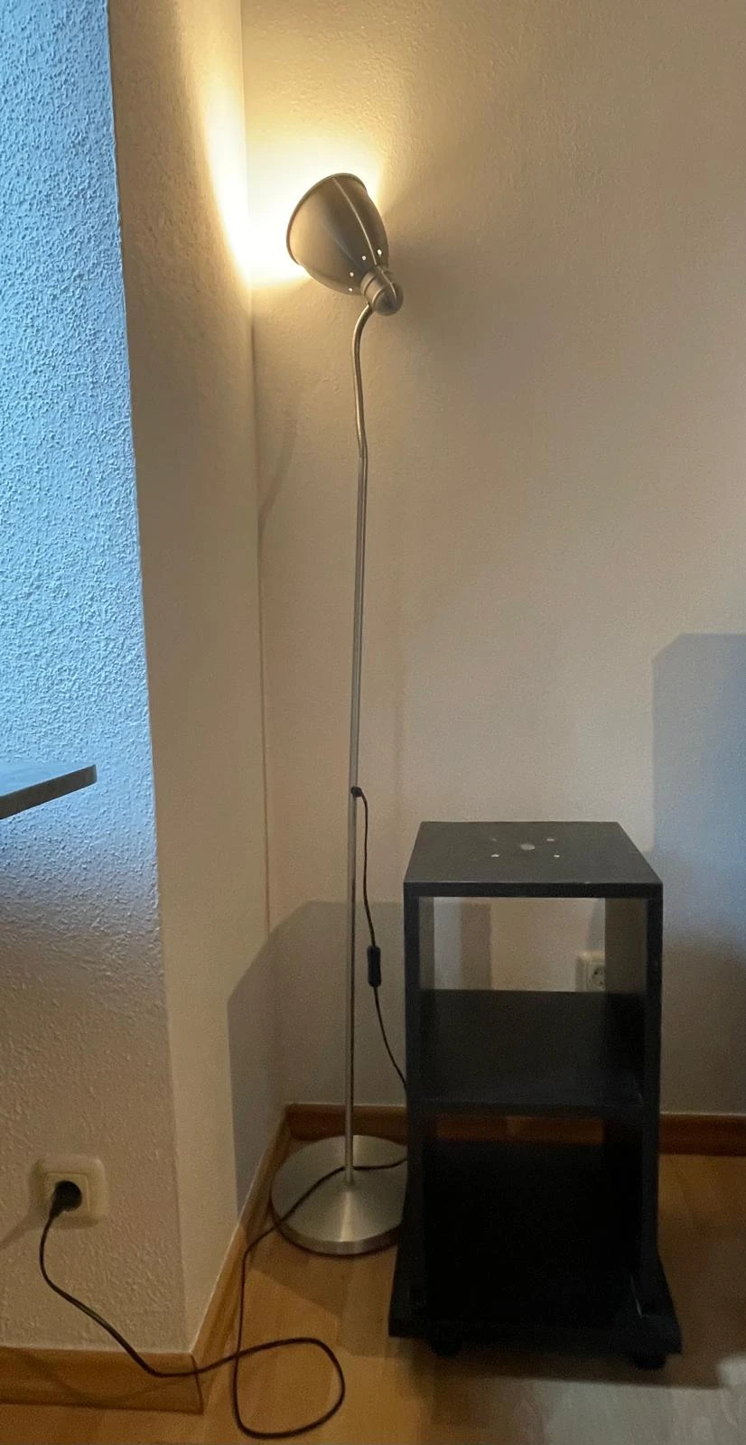 Stehlampe & Nachttisch 