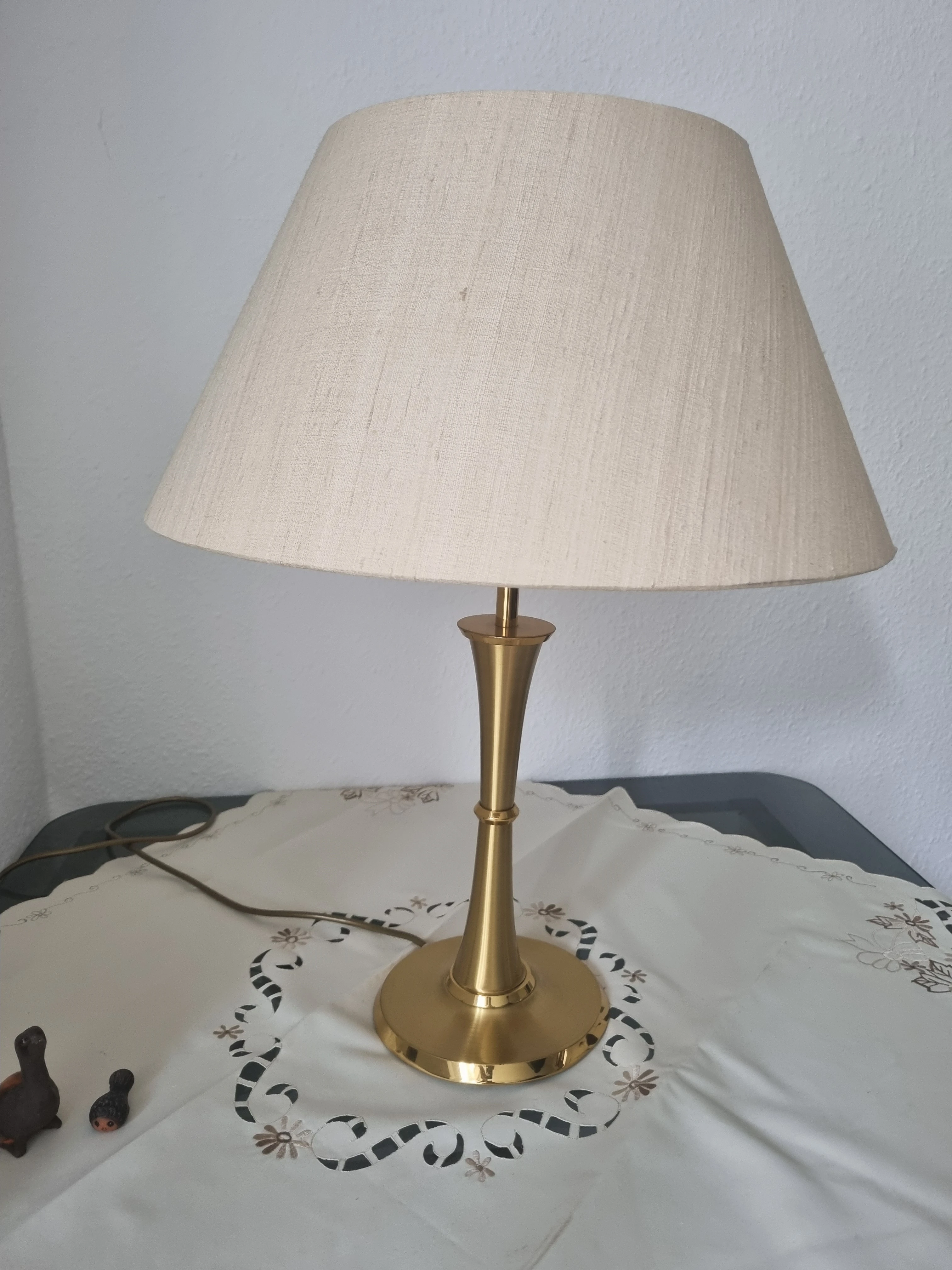 Kleine Stehlampe mit Metallfuß